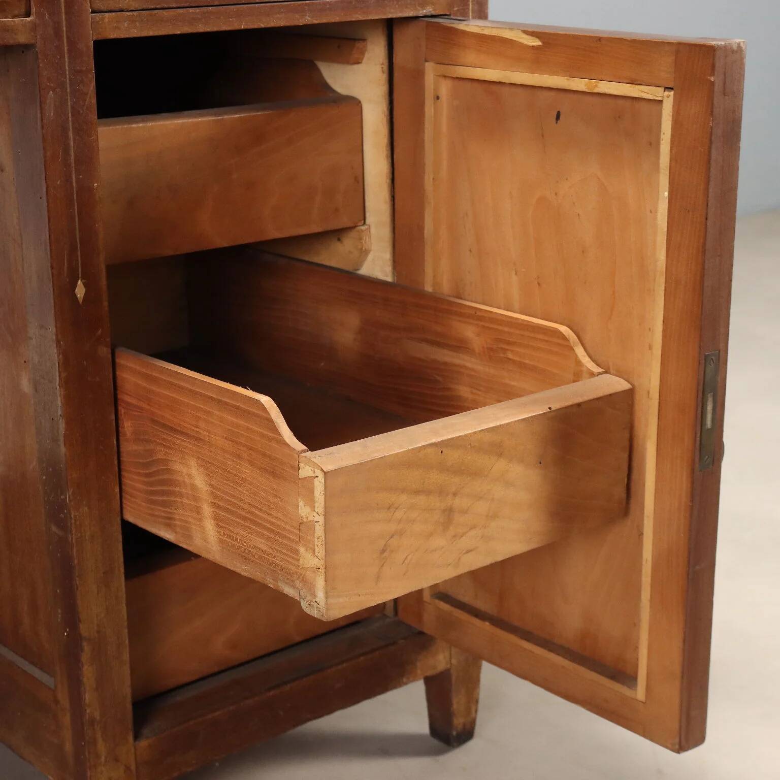 Bureau Liberty en acajou avec cuir et incrustations