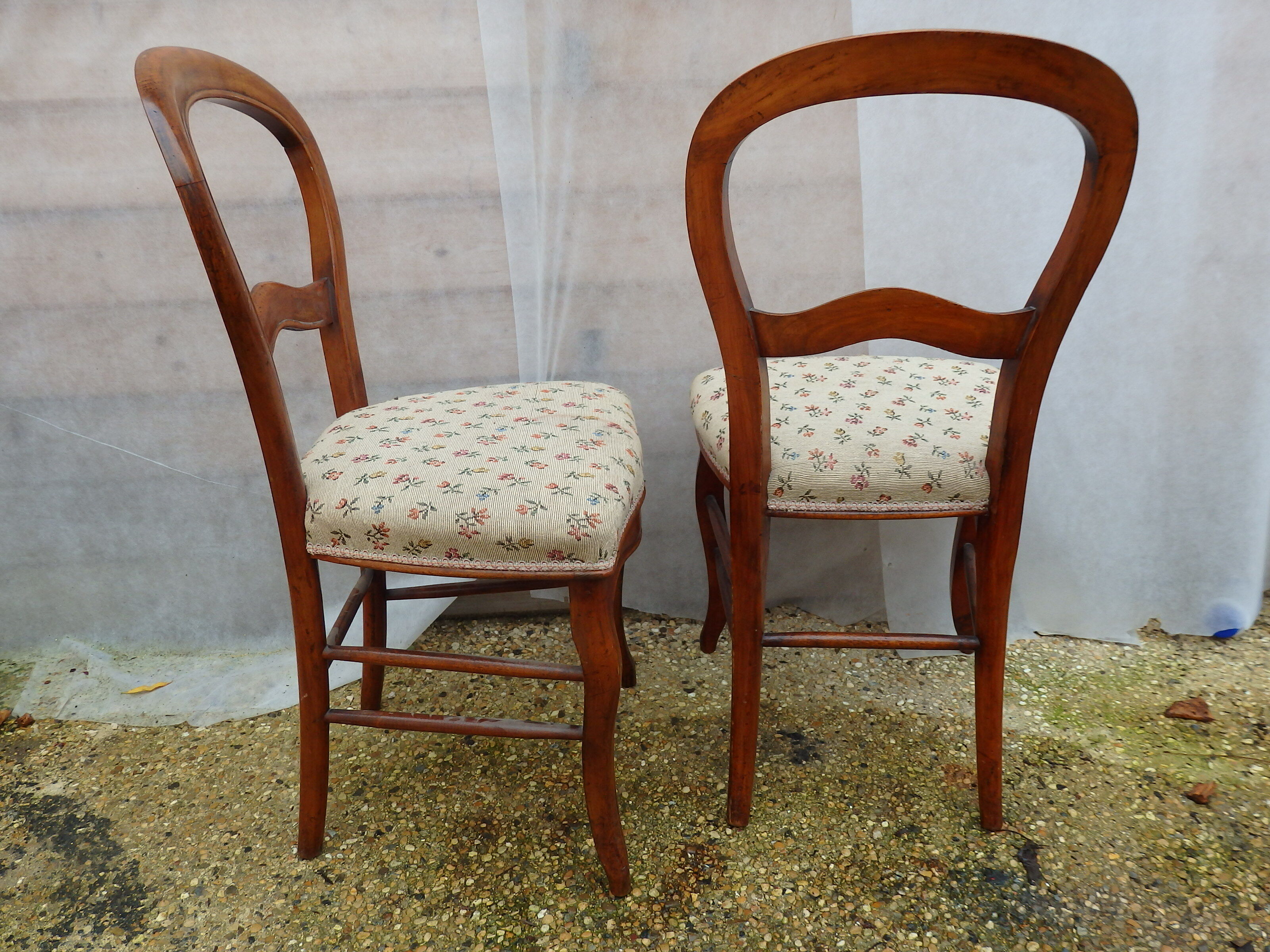 Pair of old chairs has medallion style Louis XVI
