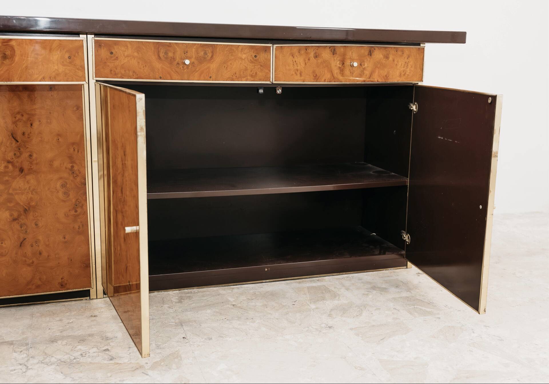Buffet en radica et métal doré moderniste des années 70