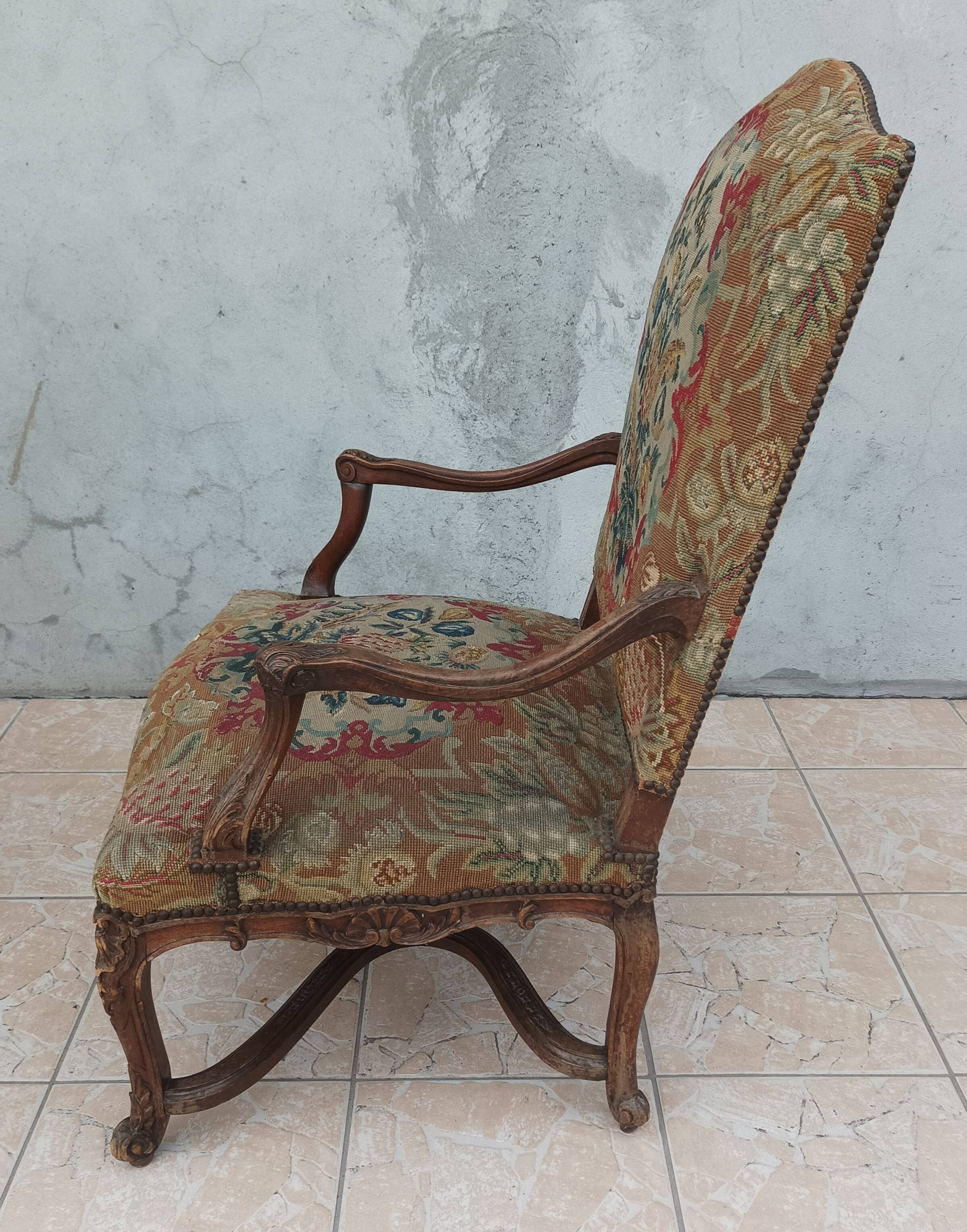 Paire de fauteuils Régence en noyer sculpté