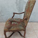 Paire de fauteuils Régence en noyer sculpté