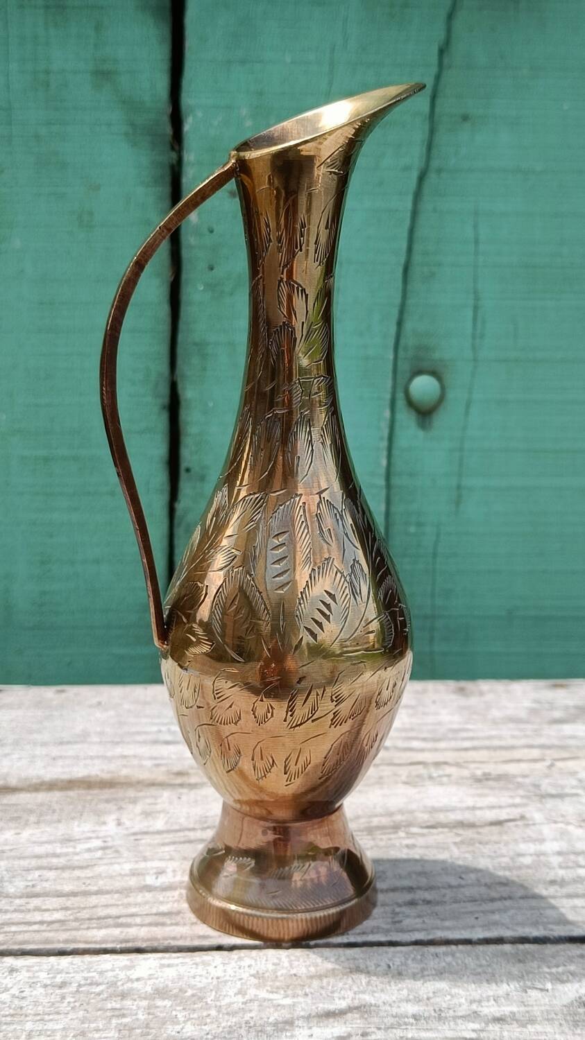 Carafe vase in chiseled brass