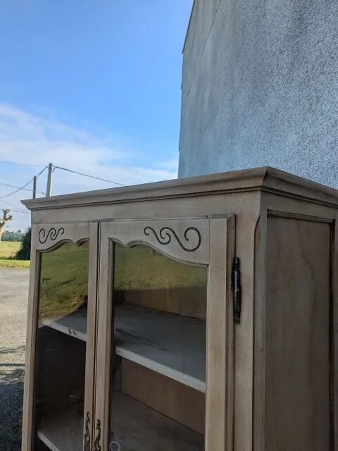 Petite armoire vitrée