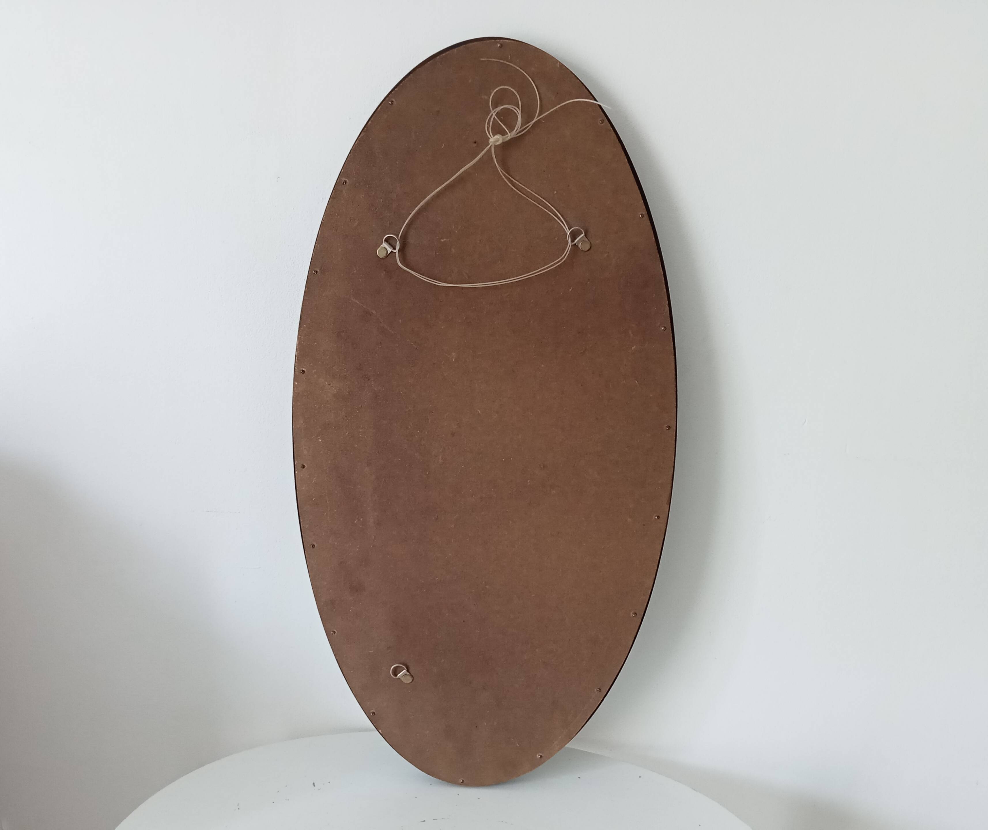 Oval antique mirror in solid wood from the 1960s.