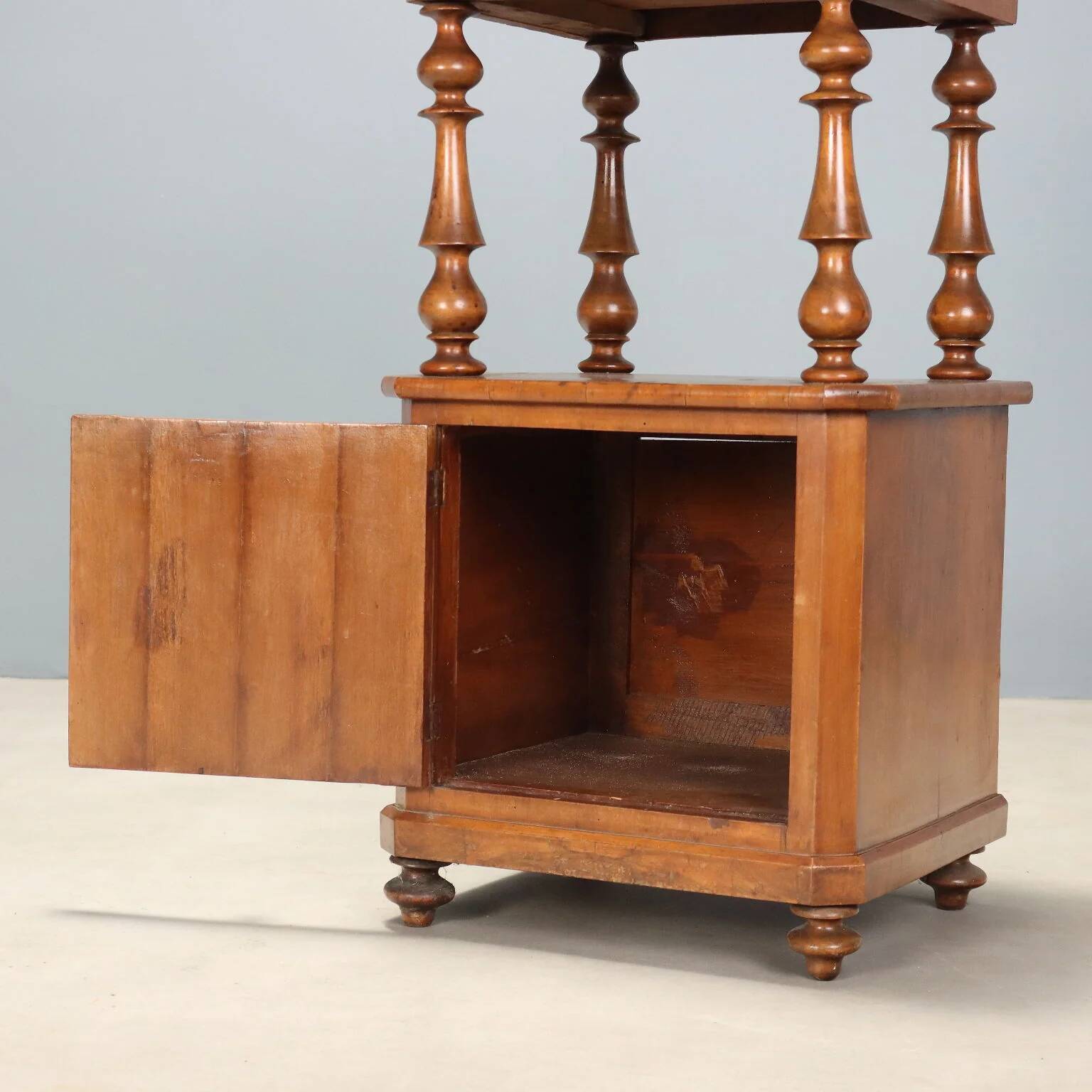 Antique Louis-Philippe bedside table in walnut, Italy, 19th century.