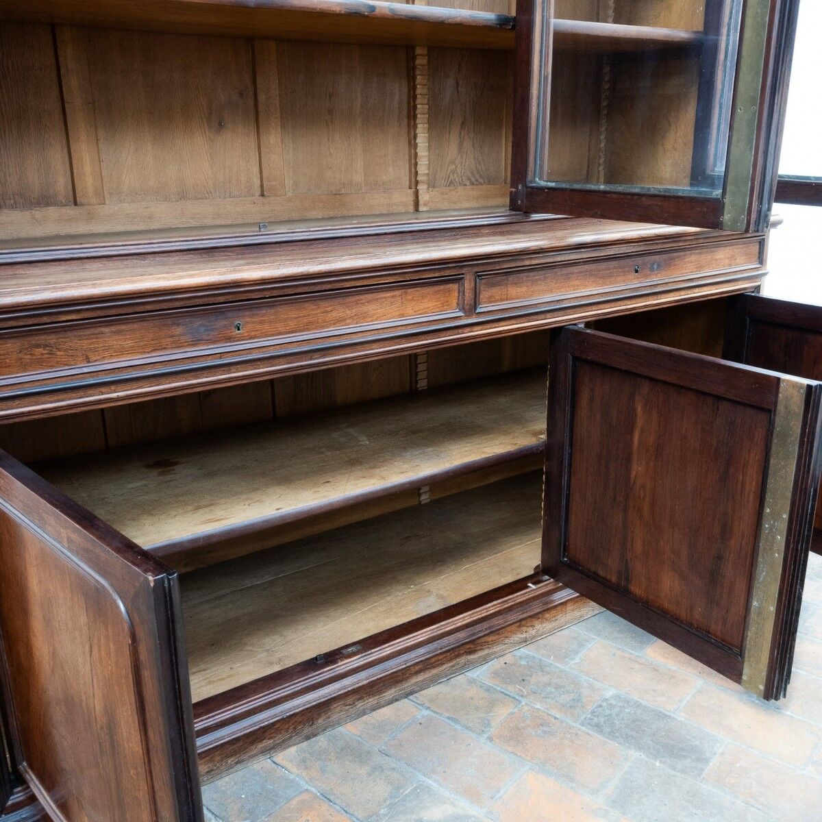 Large glass-fronted library in rosewood from the 19th century.