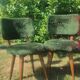 Chaises fourrures pieds compas