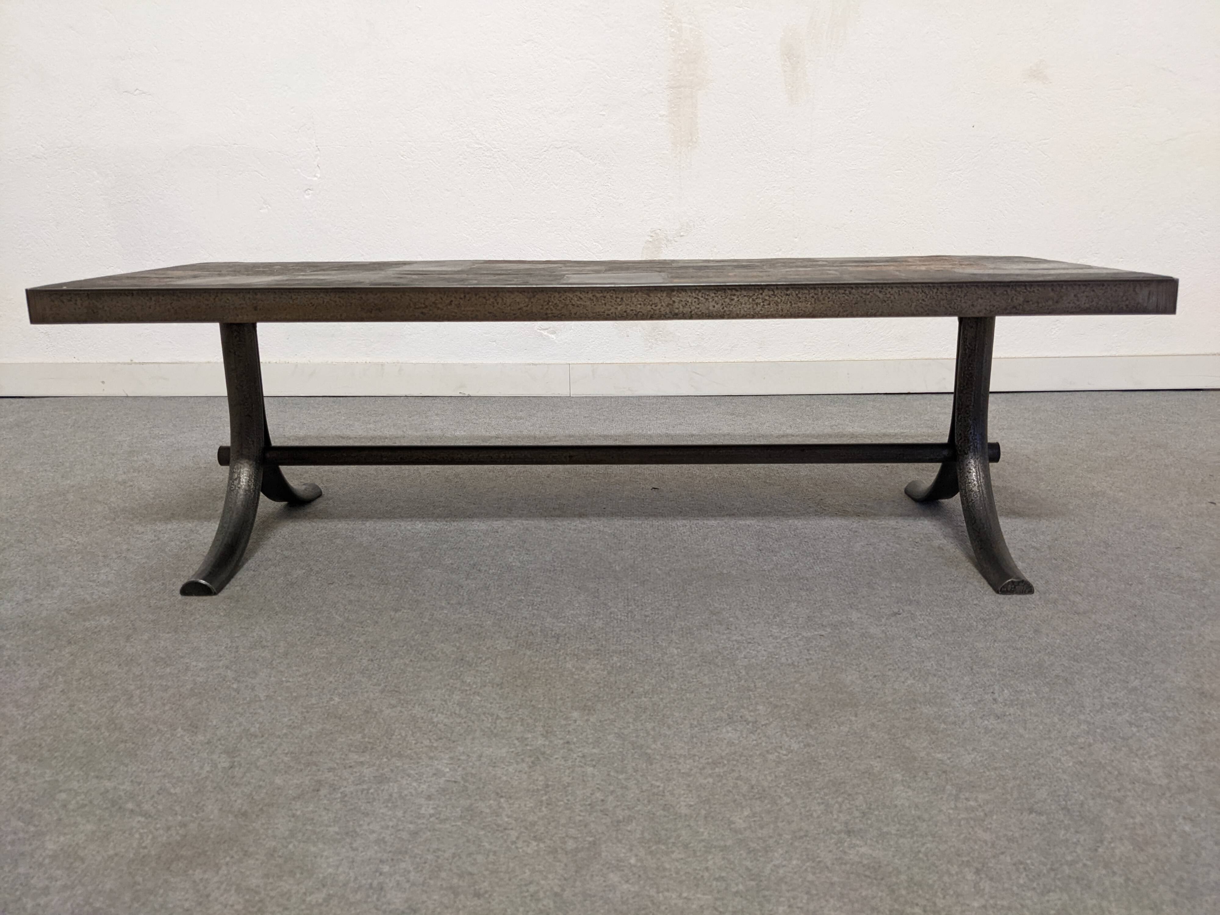 Brutalist coffee table in natural stone and wrought iron from the 60s/70s