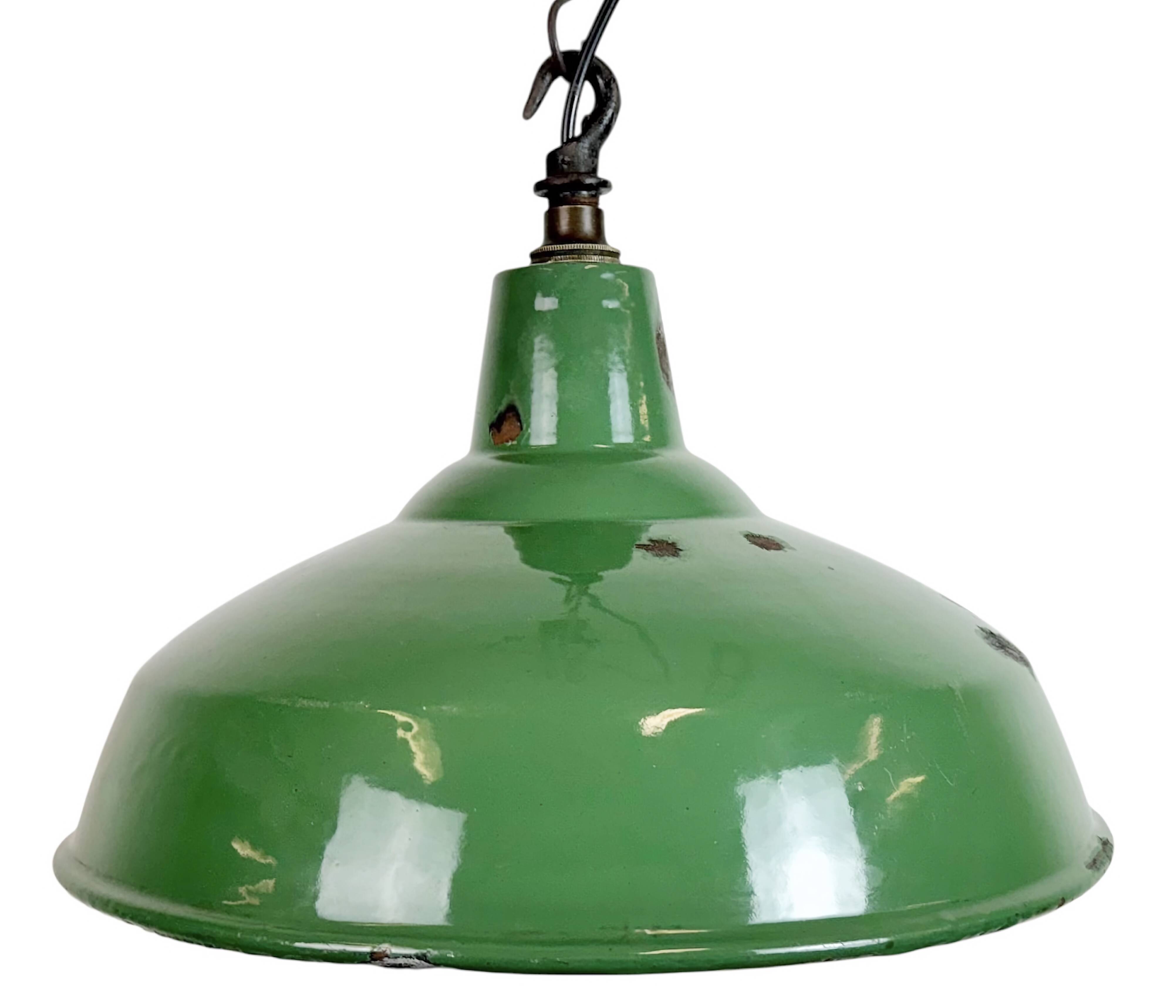 Lampe suspendue en émail vert britannique industriel, années 1960