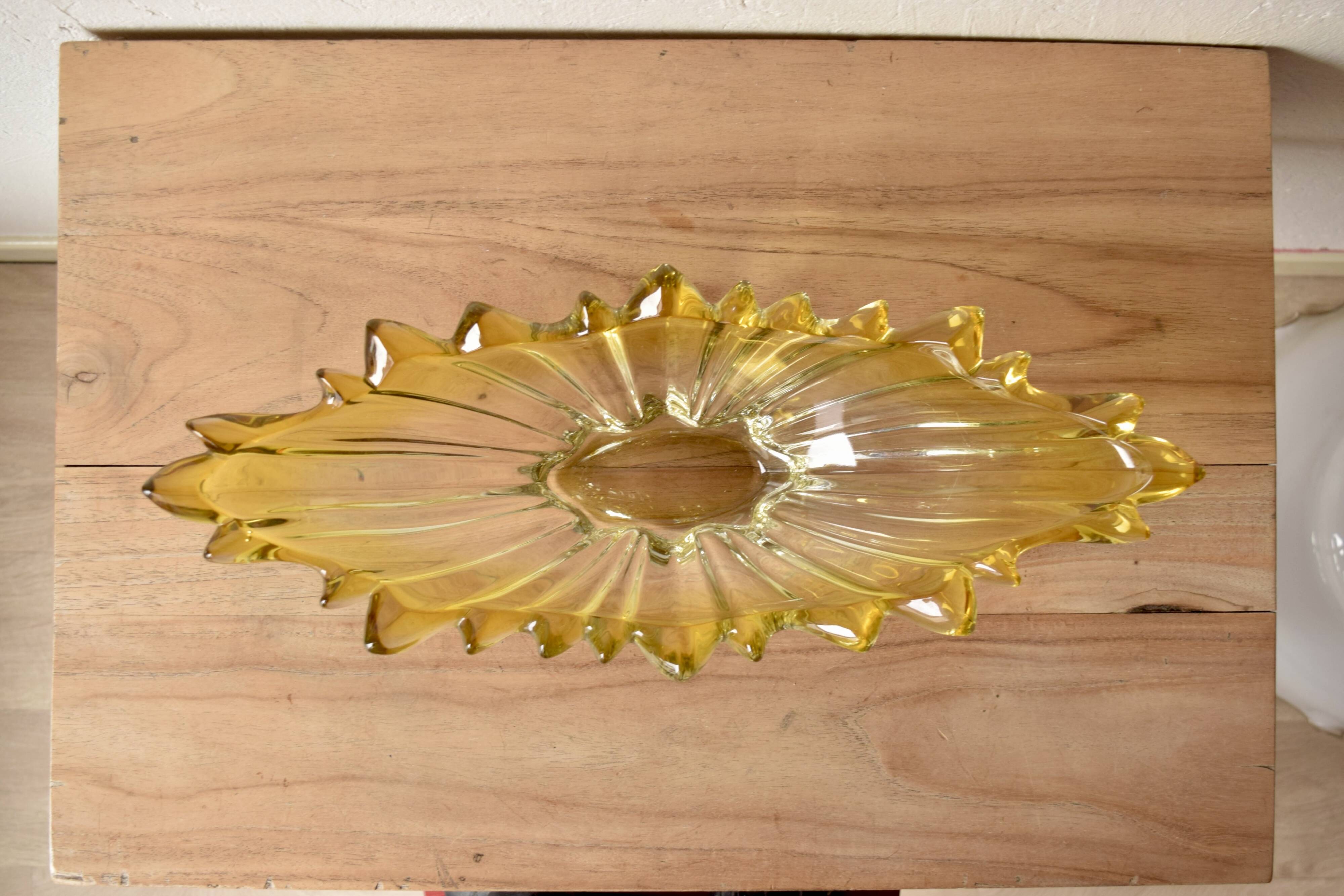 Corbeille vintage en verre moulé et teint en jaune