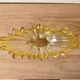 Corbeille vintage en verre moulé et teint en jaune