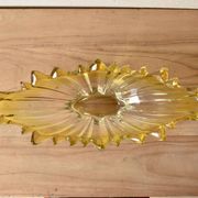 Corbeille vintage en verre moulé et teint en jaune