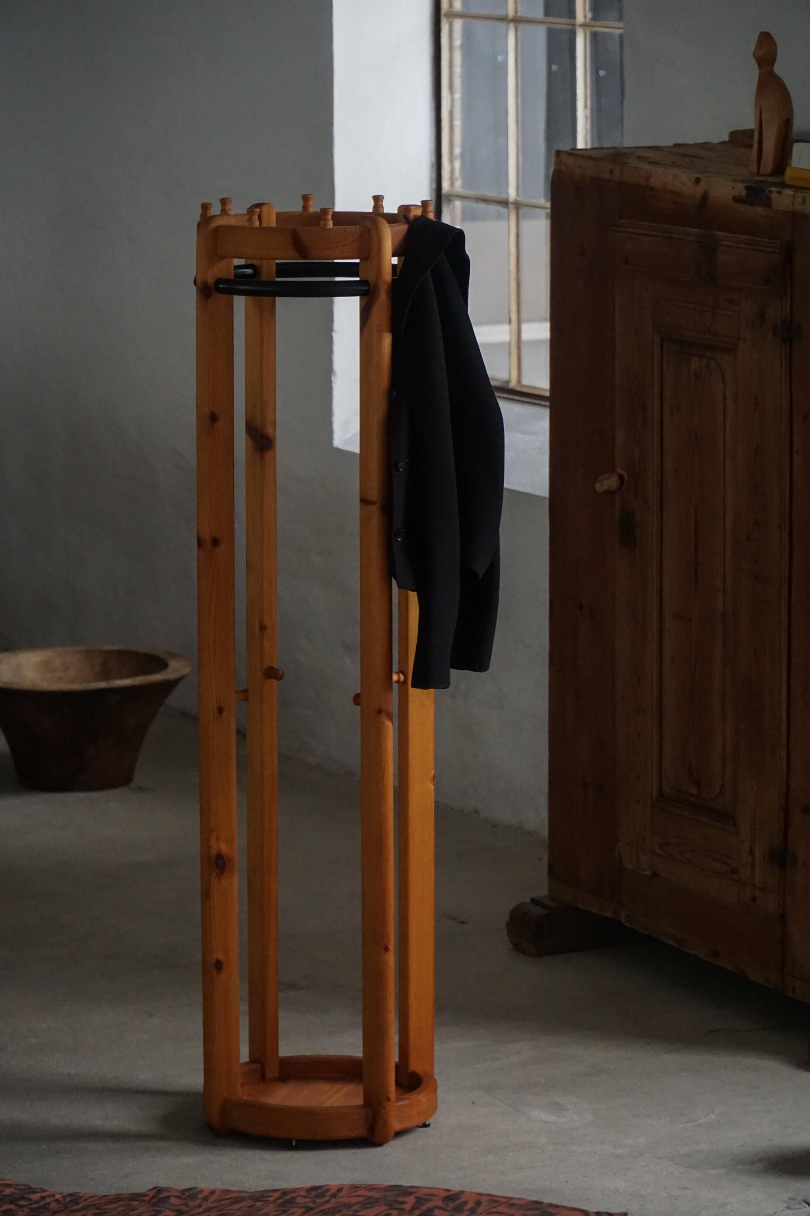 Modern Danish, brutalist round coat rack in solid pine, cylindrical shape, 1970s.
