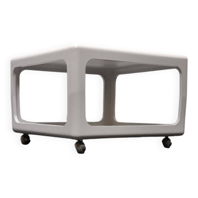 Table d'appoint ou table basse cubique blanche vintage sur roulettes