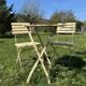Table et 2 chaises de jardin en métal et bois beige marquées "Bistrot Paris"
