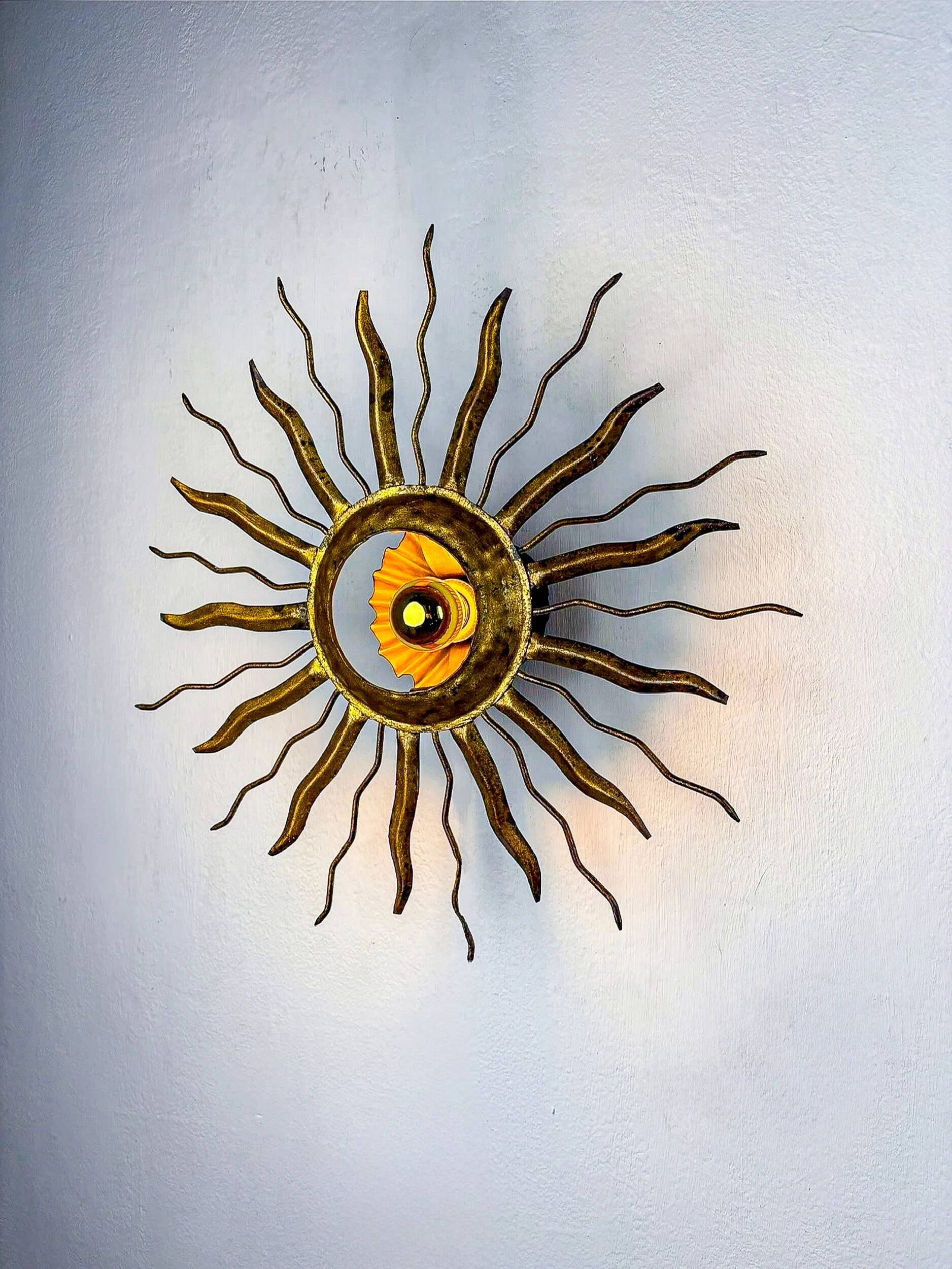 Brutalist sunburst ceiling light – gilt iron rays & exposed bulb, France, 1960s