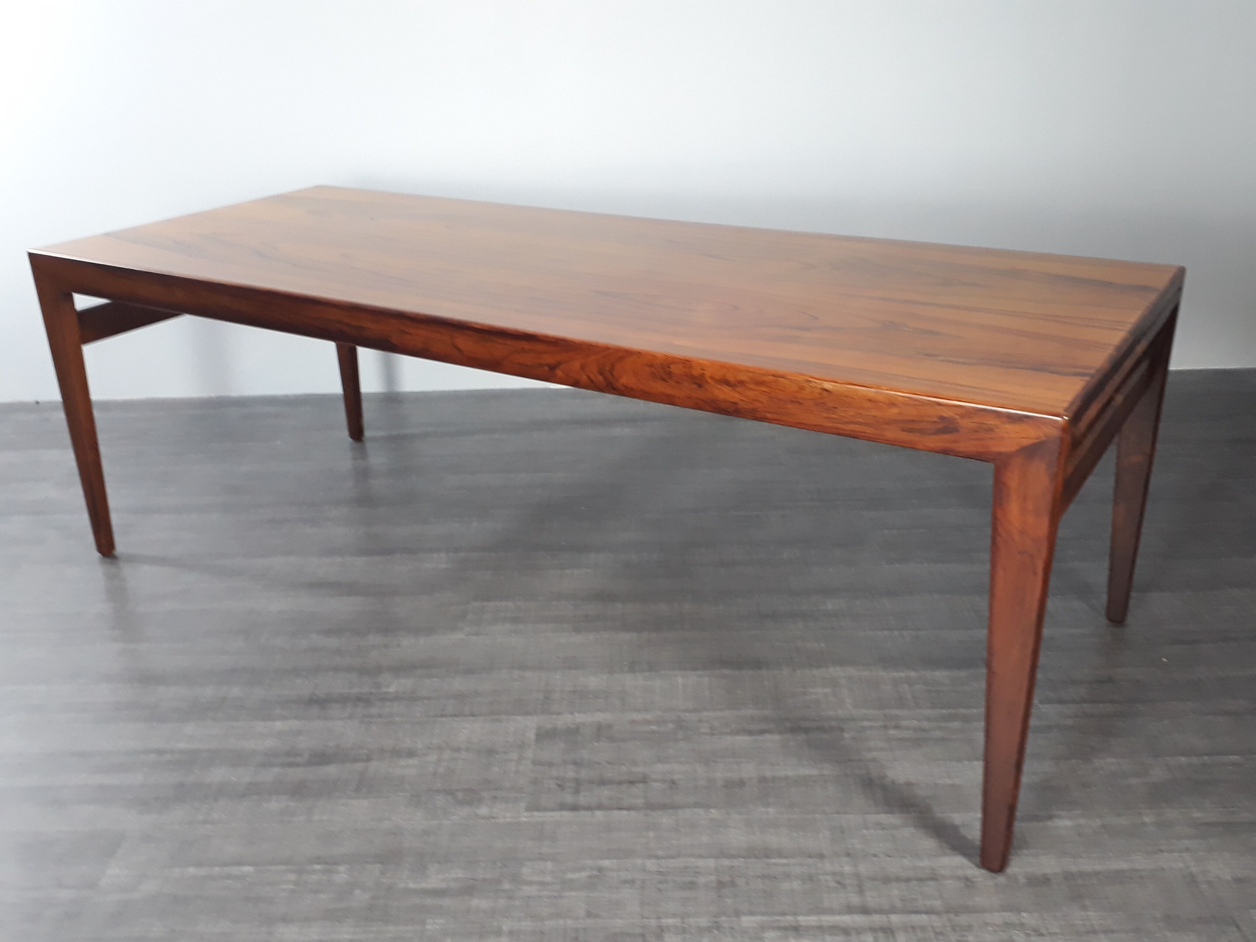 Extendable coffee table