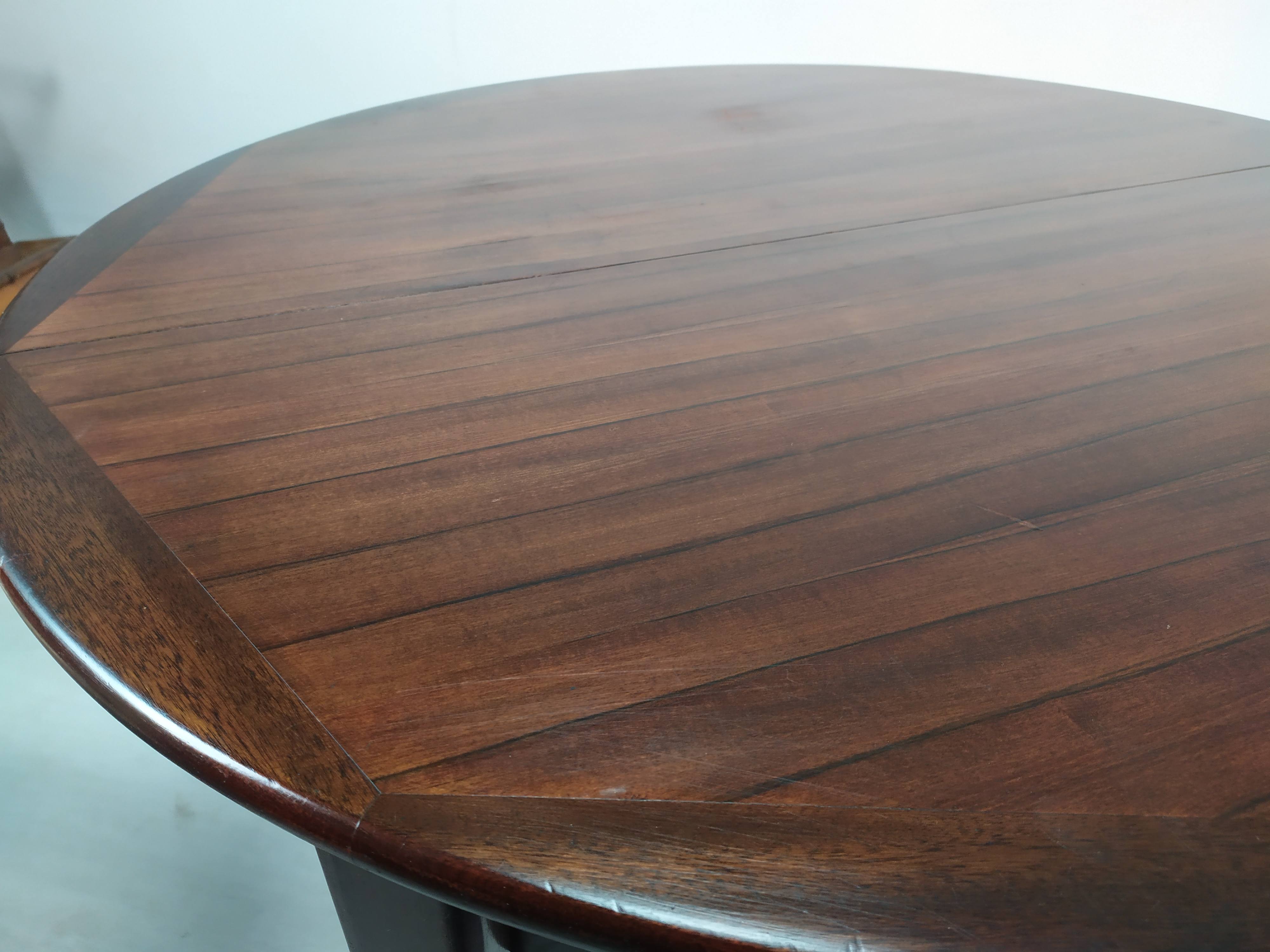 Scandinavian extendable table
