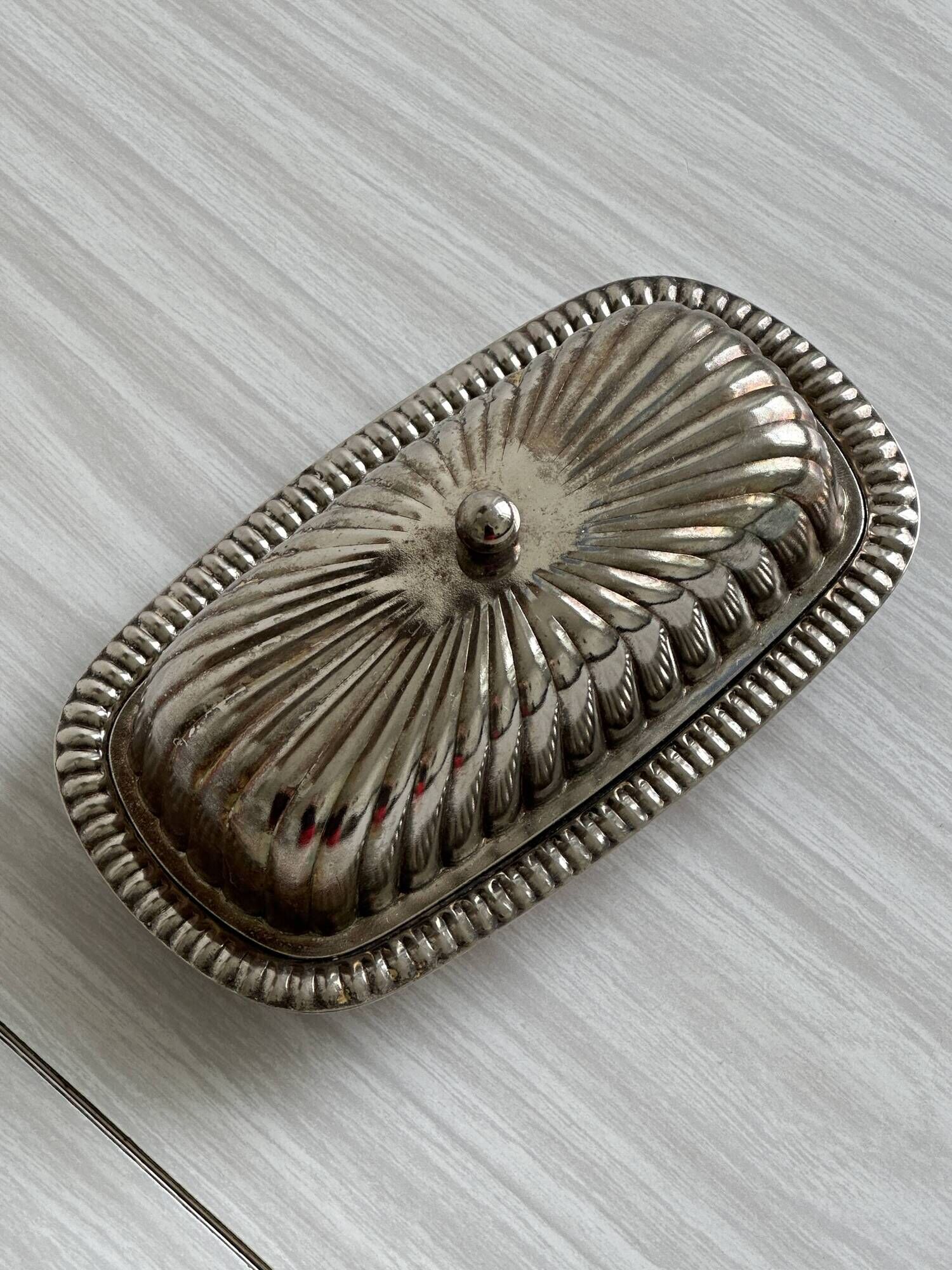 Old English butter dish in silver-plated metal and chiseled crystal.
