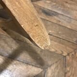 Table basse bois à deux poignées et scoubidou jaune