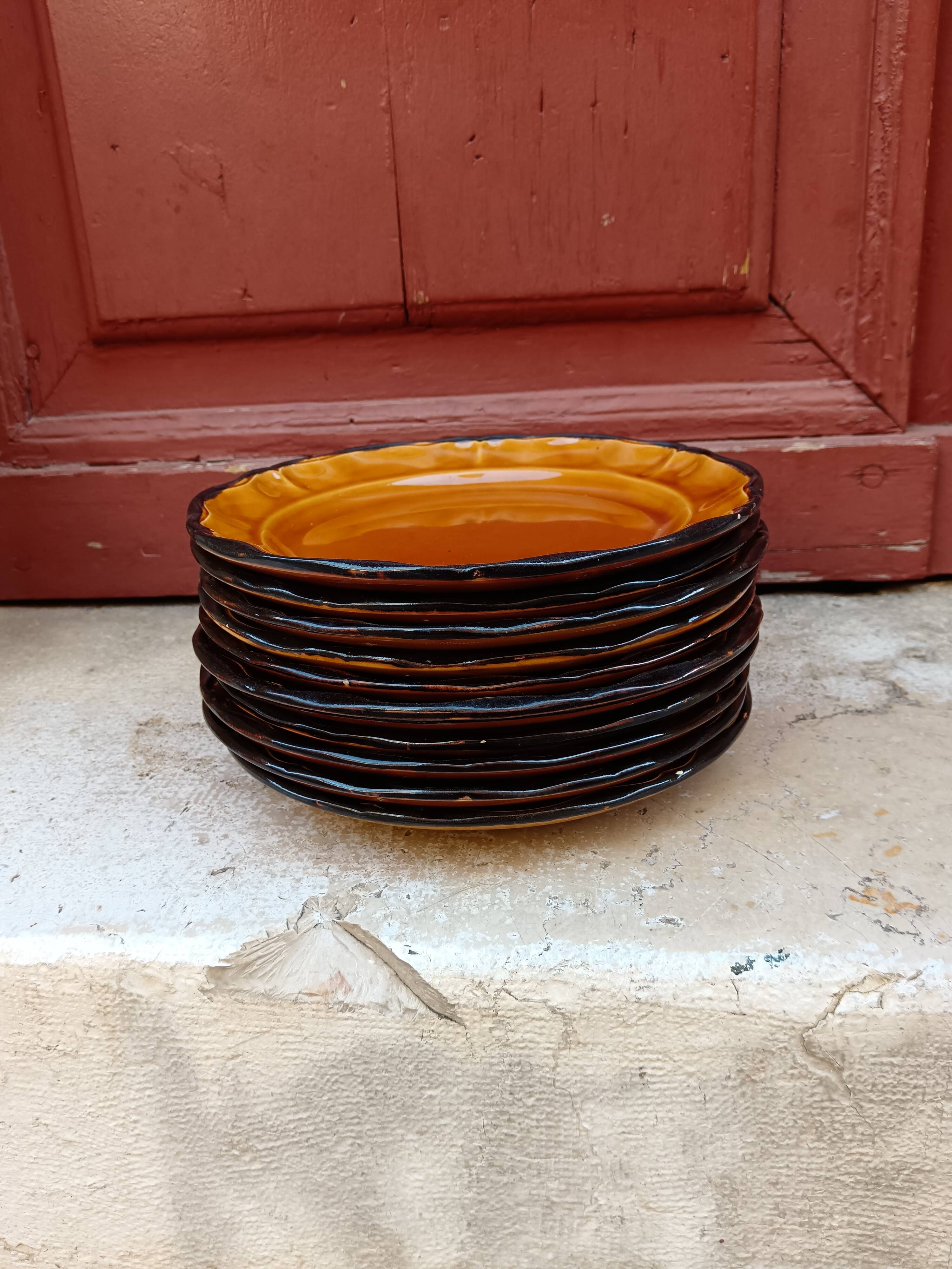 Set of 10 yellow Provençal plates.