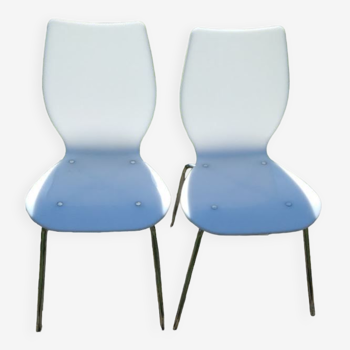 Paire de chaises blanches en plexiglas