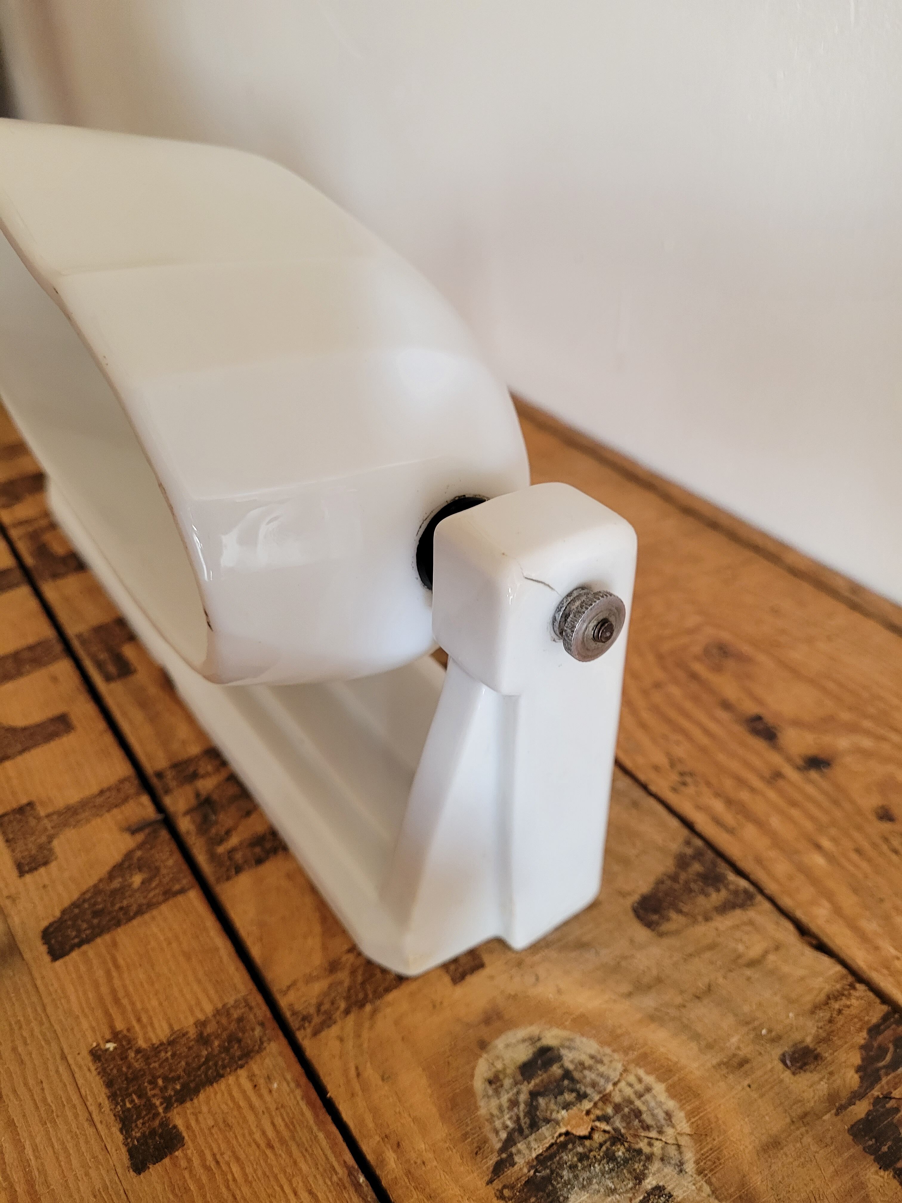 Porcelain and opaline wall lamp