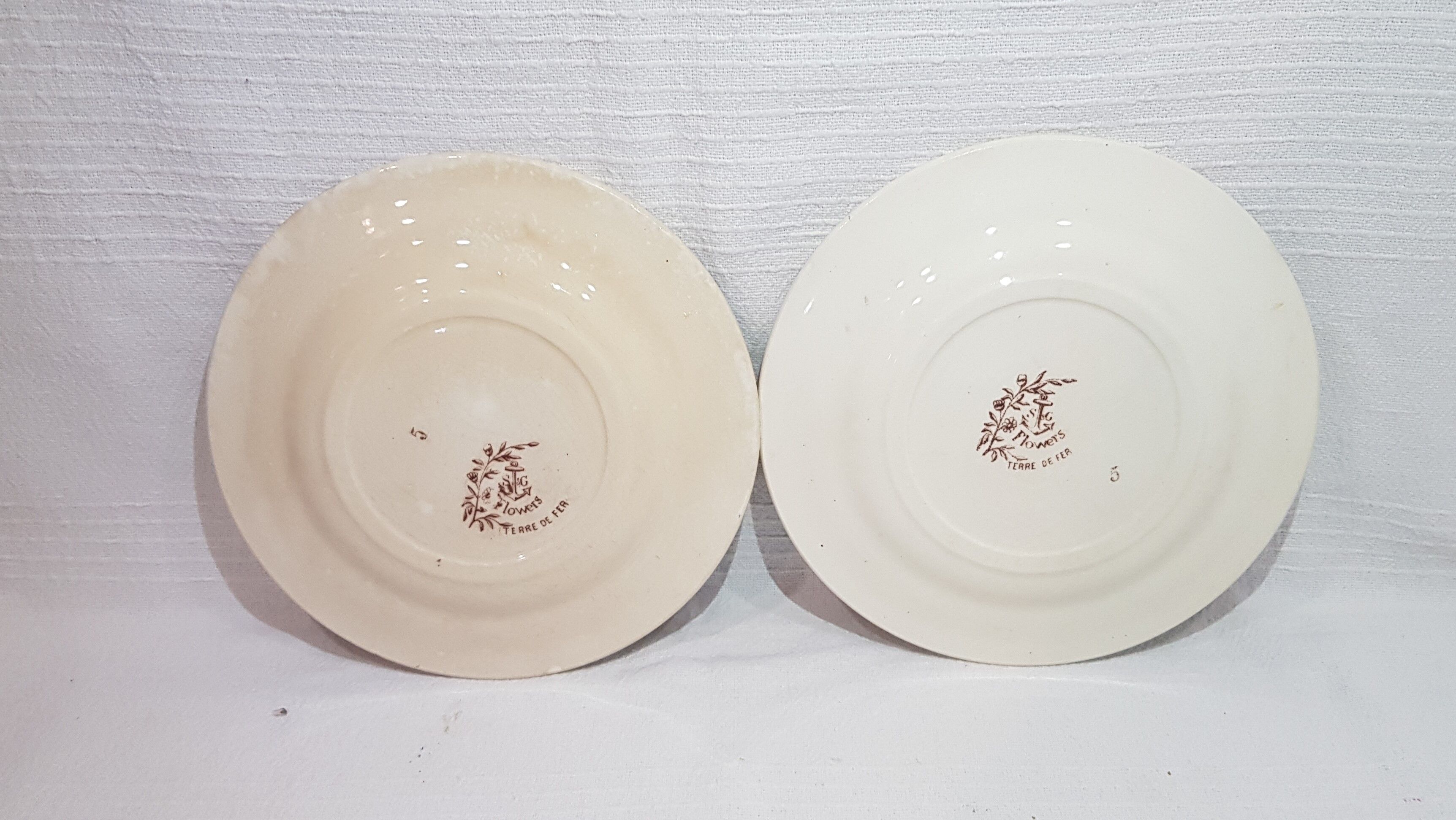 Set of 4 flat plates in Clairfontaine earthenware model Flowers, iron earth