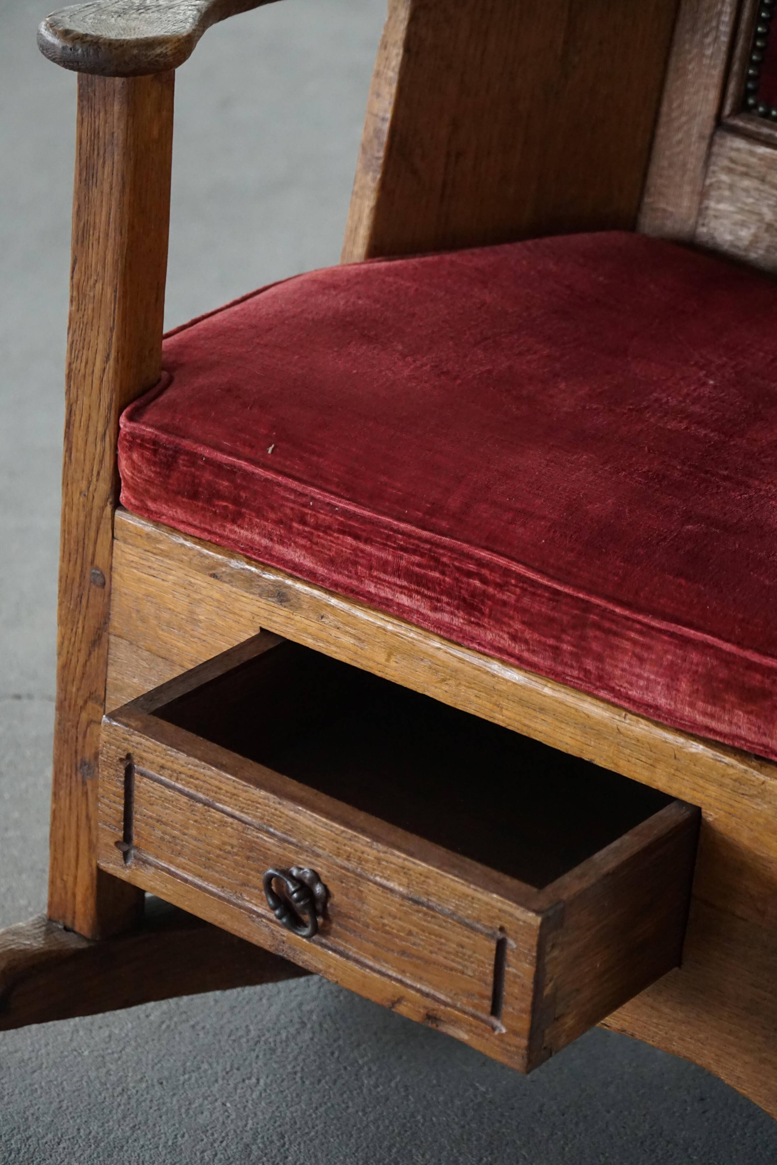 Antique English rocking chair in wood with red velvet upholstery, 19th century.