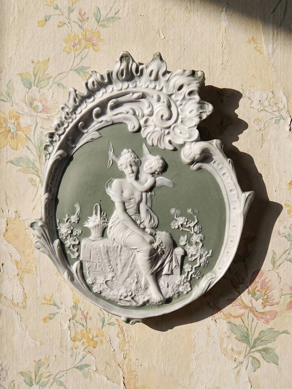 Médaillon mural rococo ancien en biscuit bichrome Jasperware
