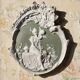 Médaillon mural rococo ancien en biscuit bichrome Jasperware
