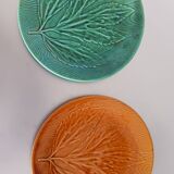 Set of 2 flat plates in gien slip, primefleur model. 1 green and 1 brown