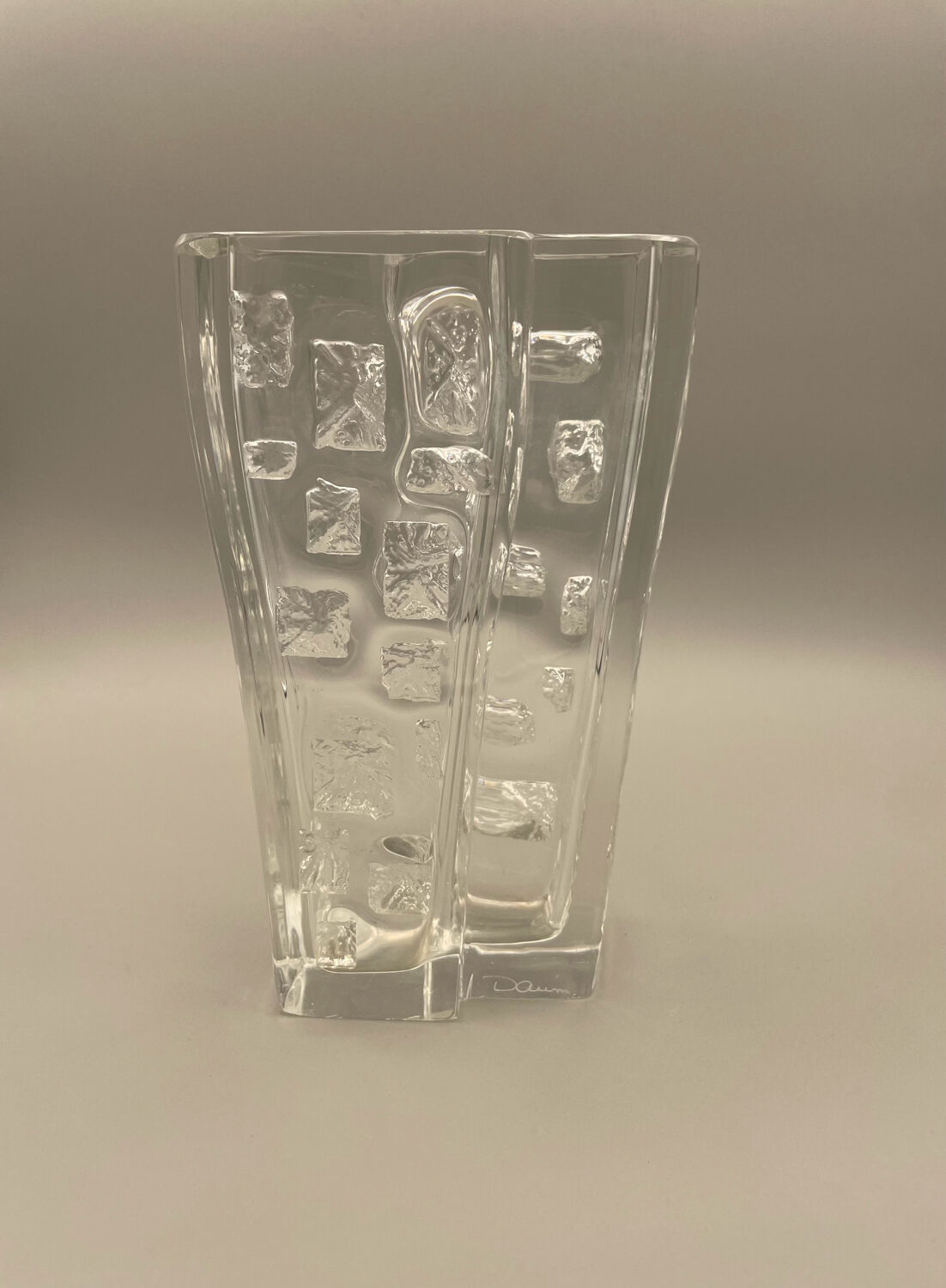 Vase en cristal épais Daum. Décor sculpté forme moderniste. 1960 - 70