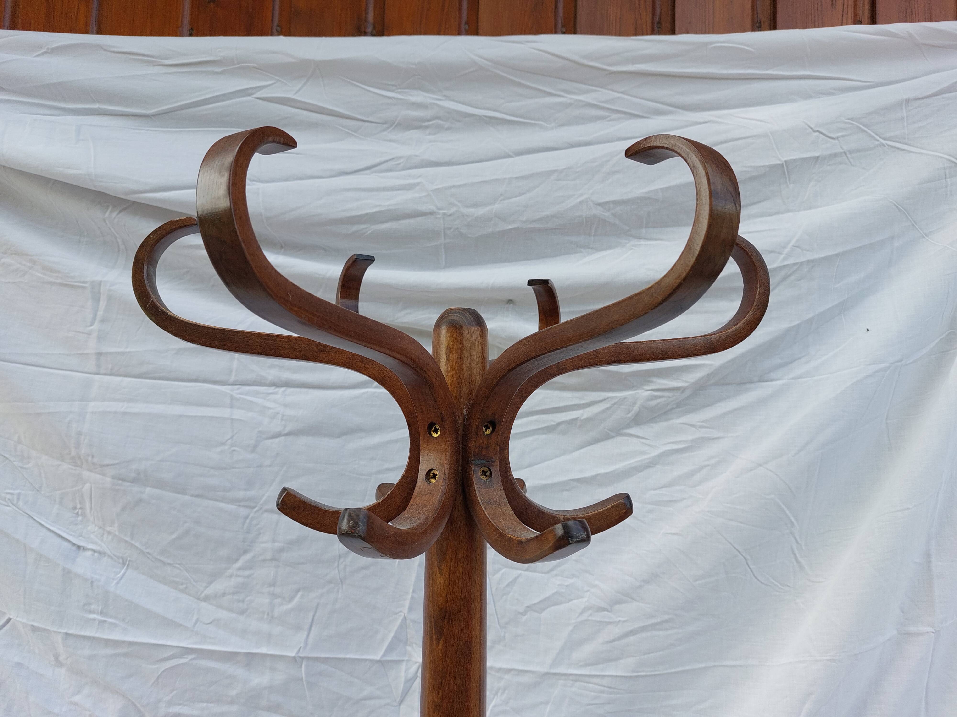 Baumann parrot coat rack