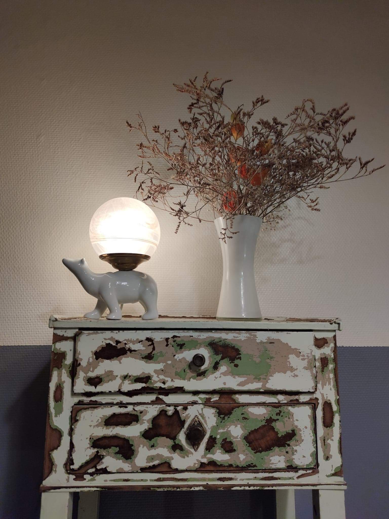 Lampe ours en céramique blanche et globe opaline