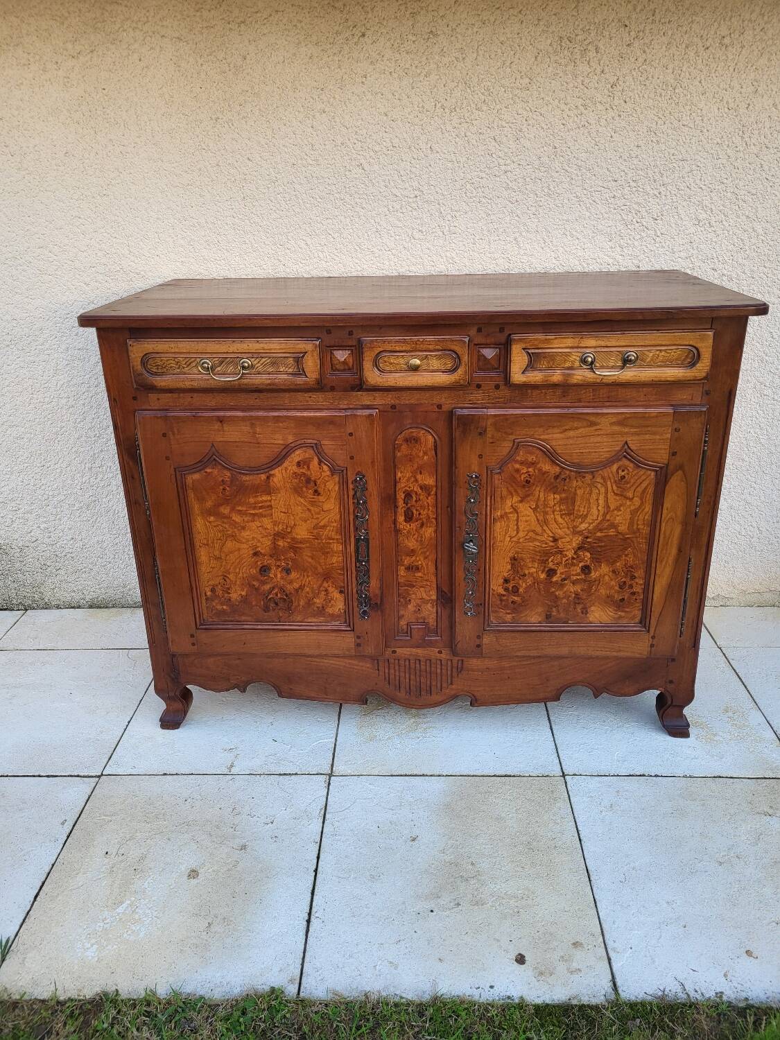 Buffet en merisier deux portes trois tiroirs