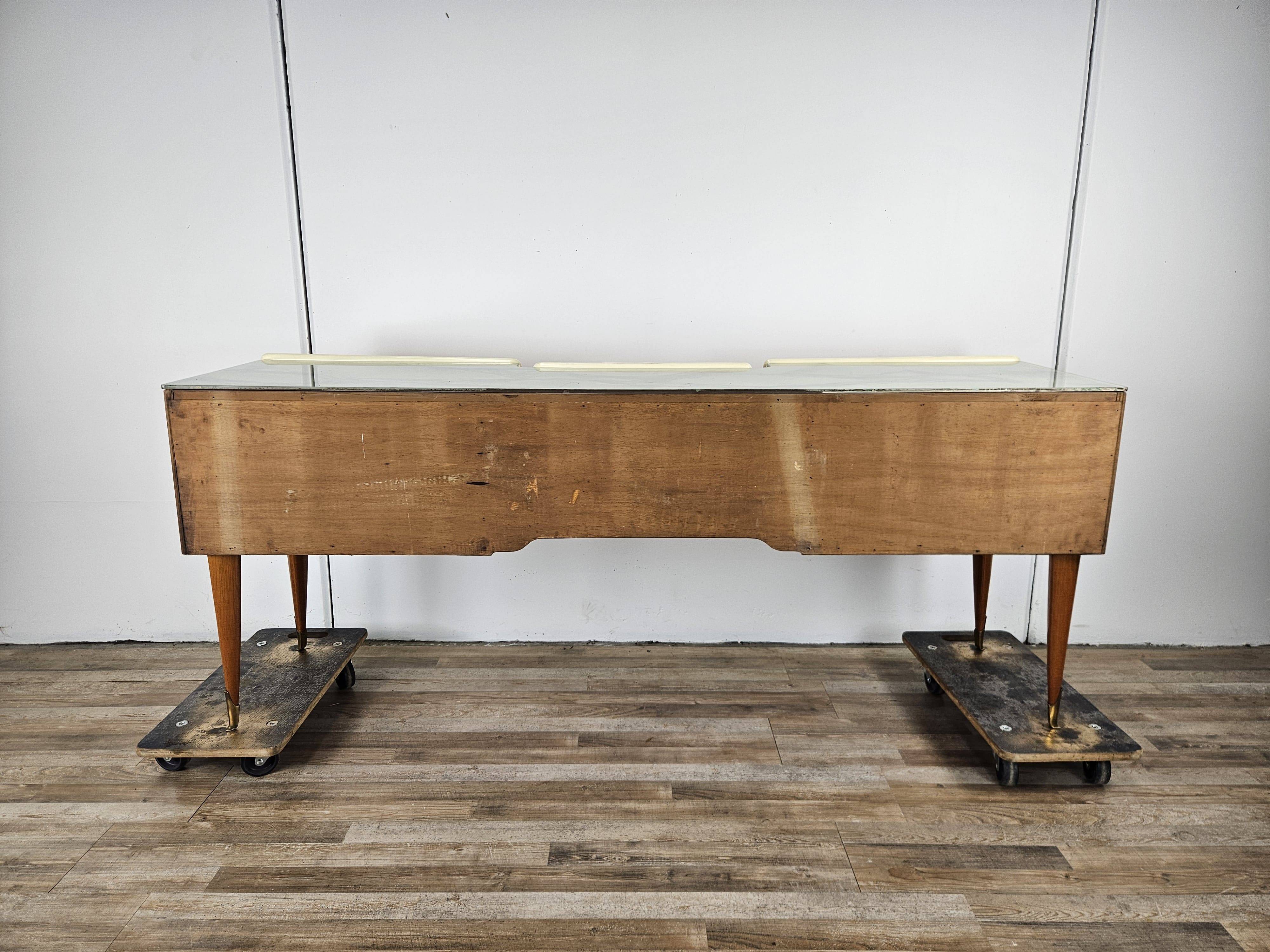 Commode en érable et verre du milieu du siècle des années 1950