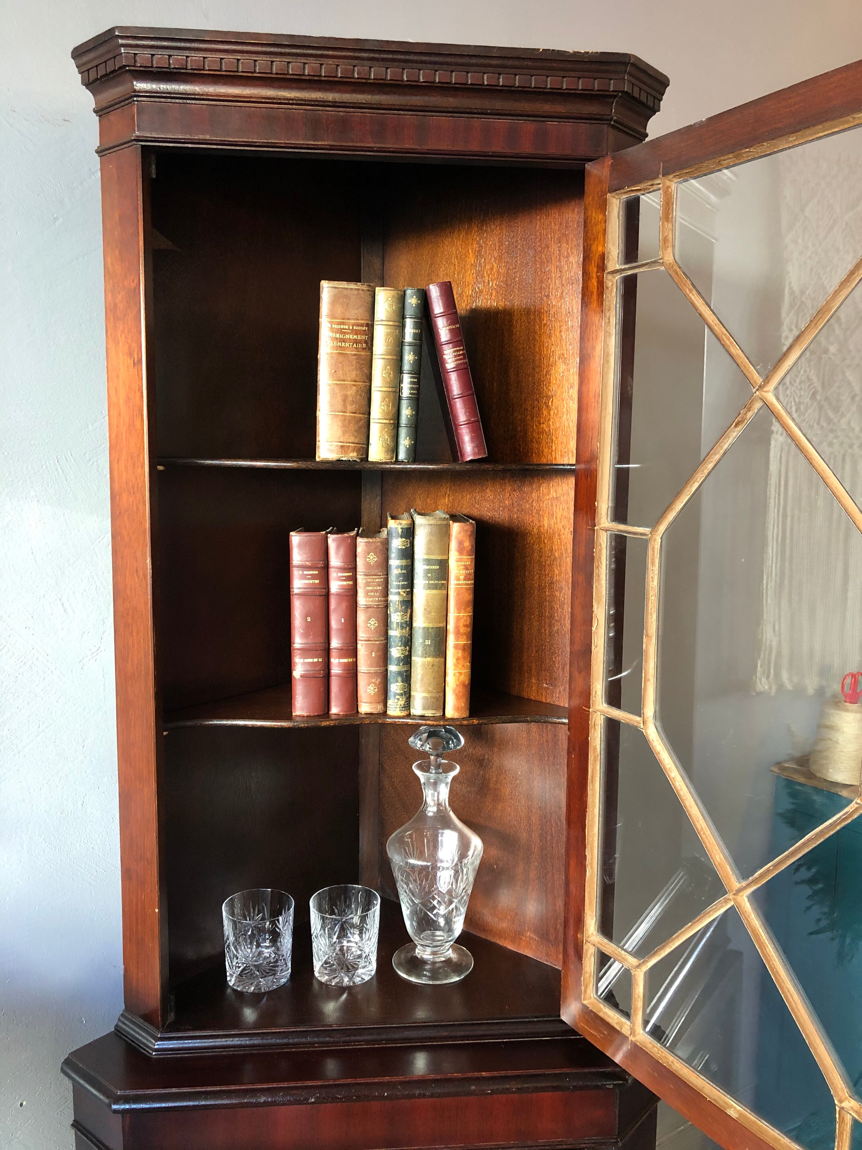English-style corner library