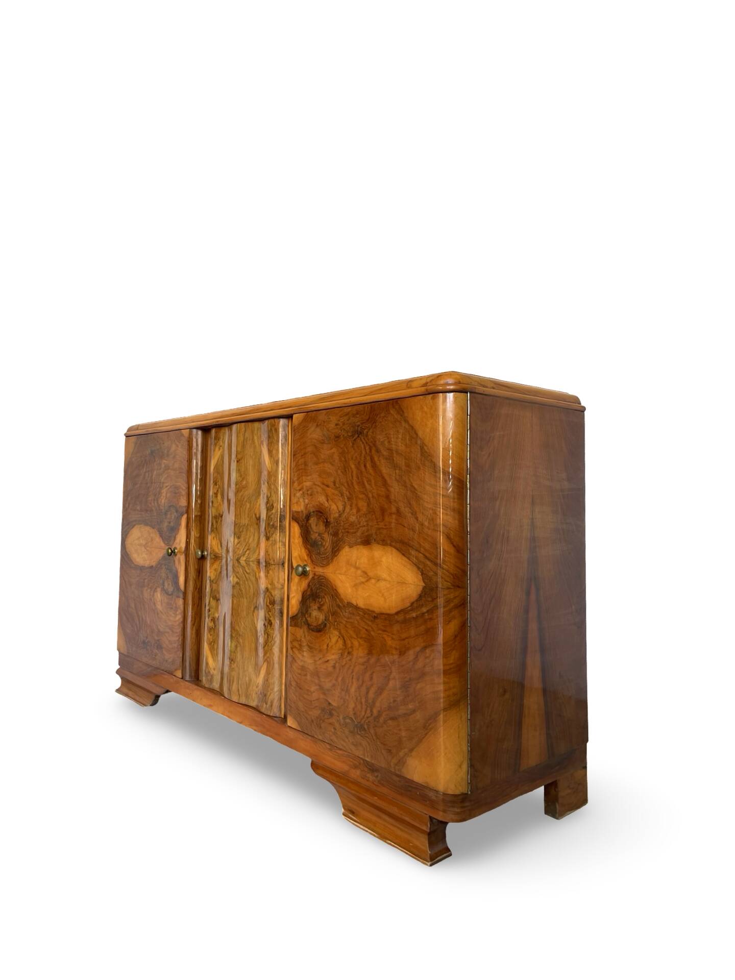Italian Art deco burl walnut sideboard, of great quality.