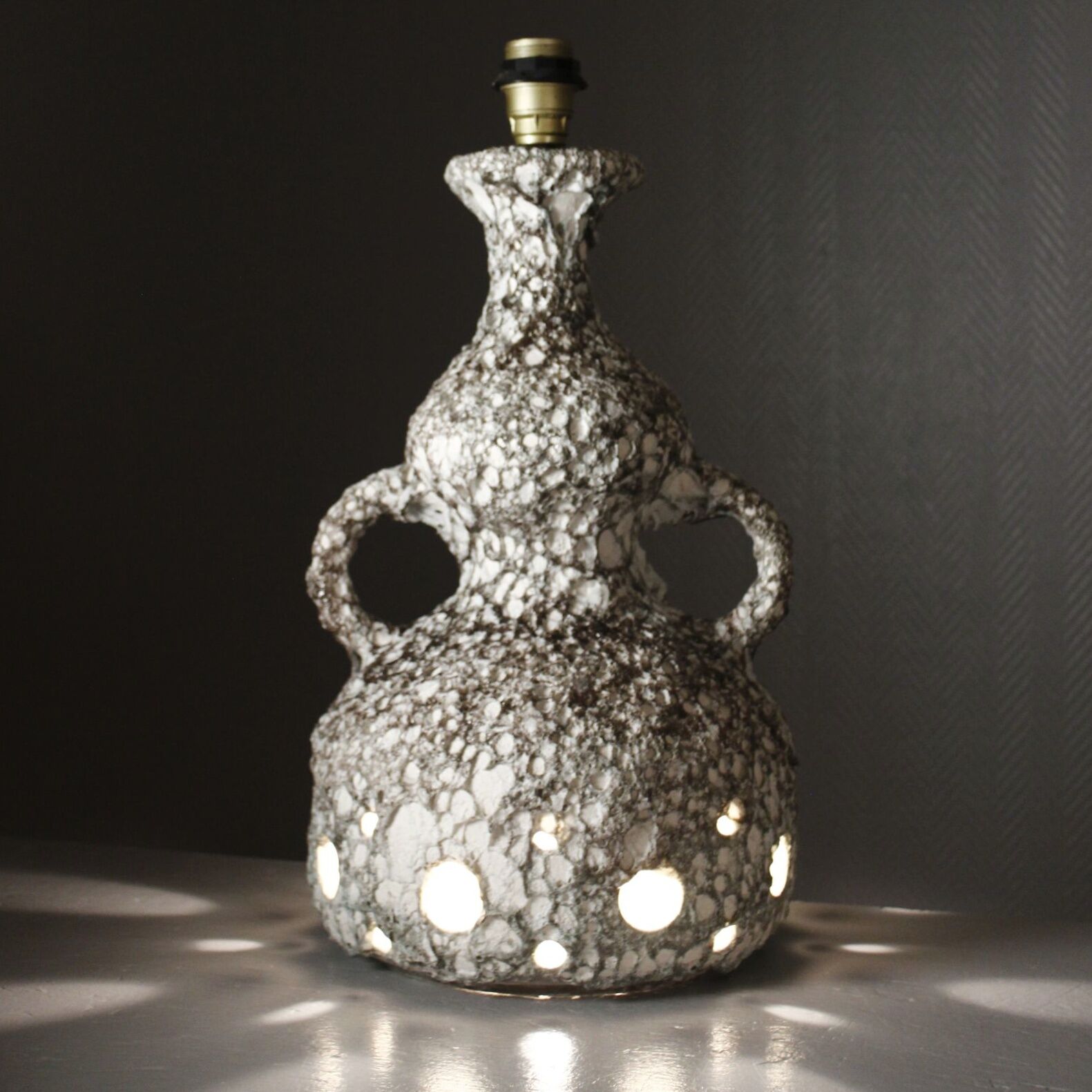 Large ceramic lamp base, fat lava, brutalist design, double lighting.