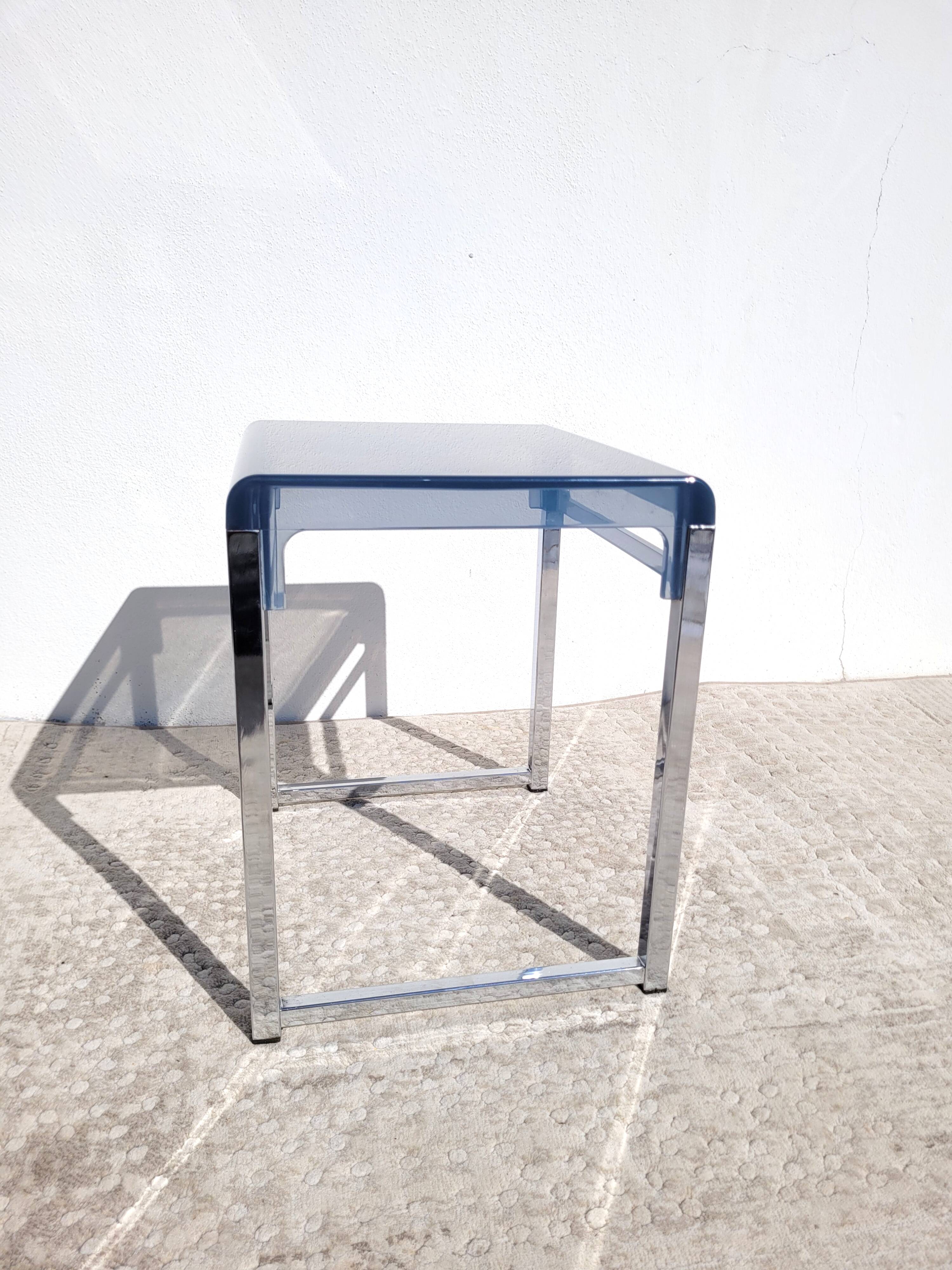 Bout de canapé plexiglas et chrome Space age