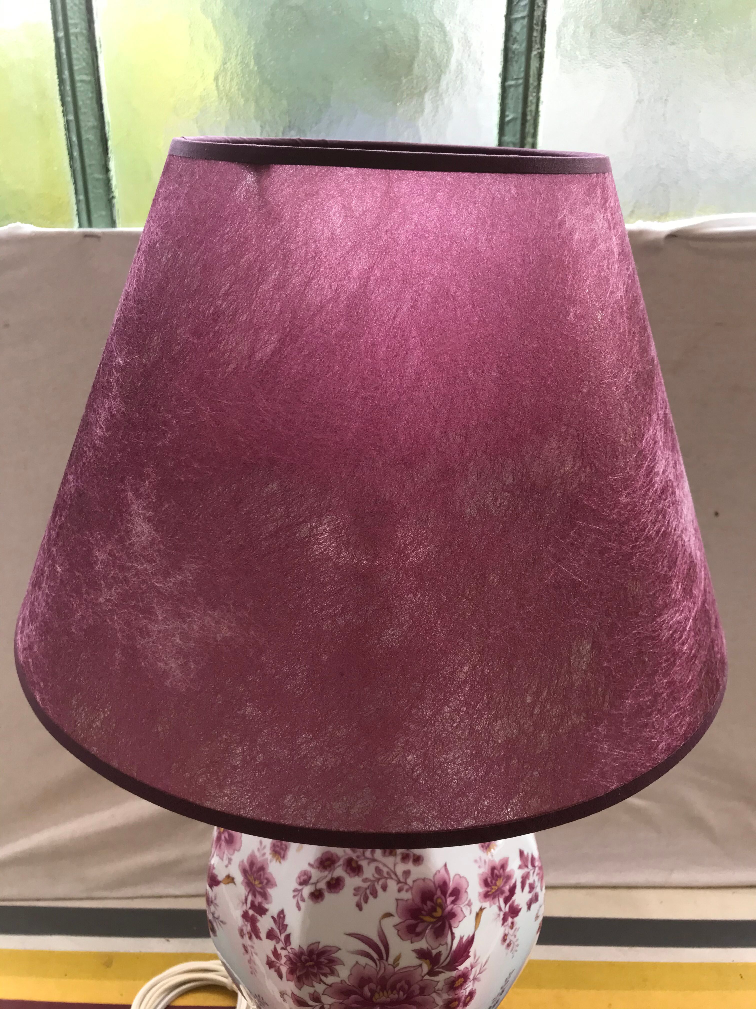 Lampe potiche porcelaine dessin fleurs avec abat-jour violet vintage