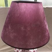 Lampe potiche porcelaine dessin fleurs avec abat-jour violet vintage