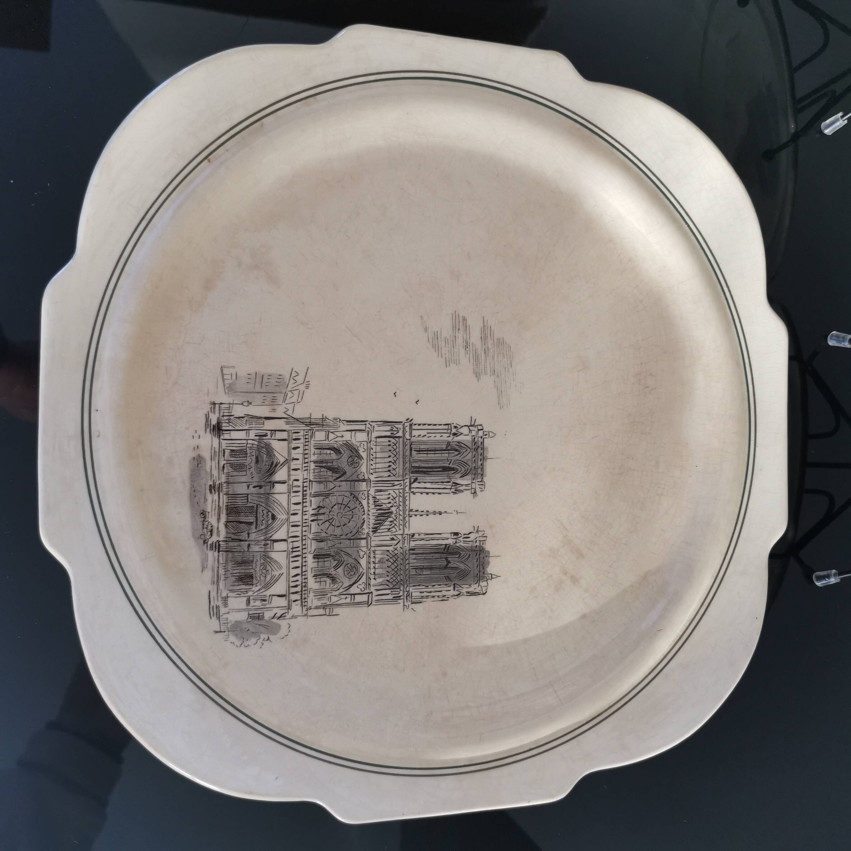 Série de 12 assiettes à dessert et son plateau à gâteaux Gien Paris Monuments