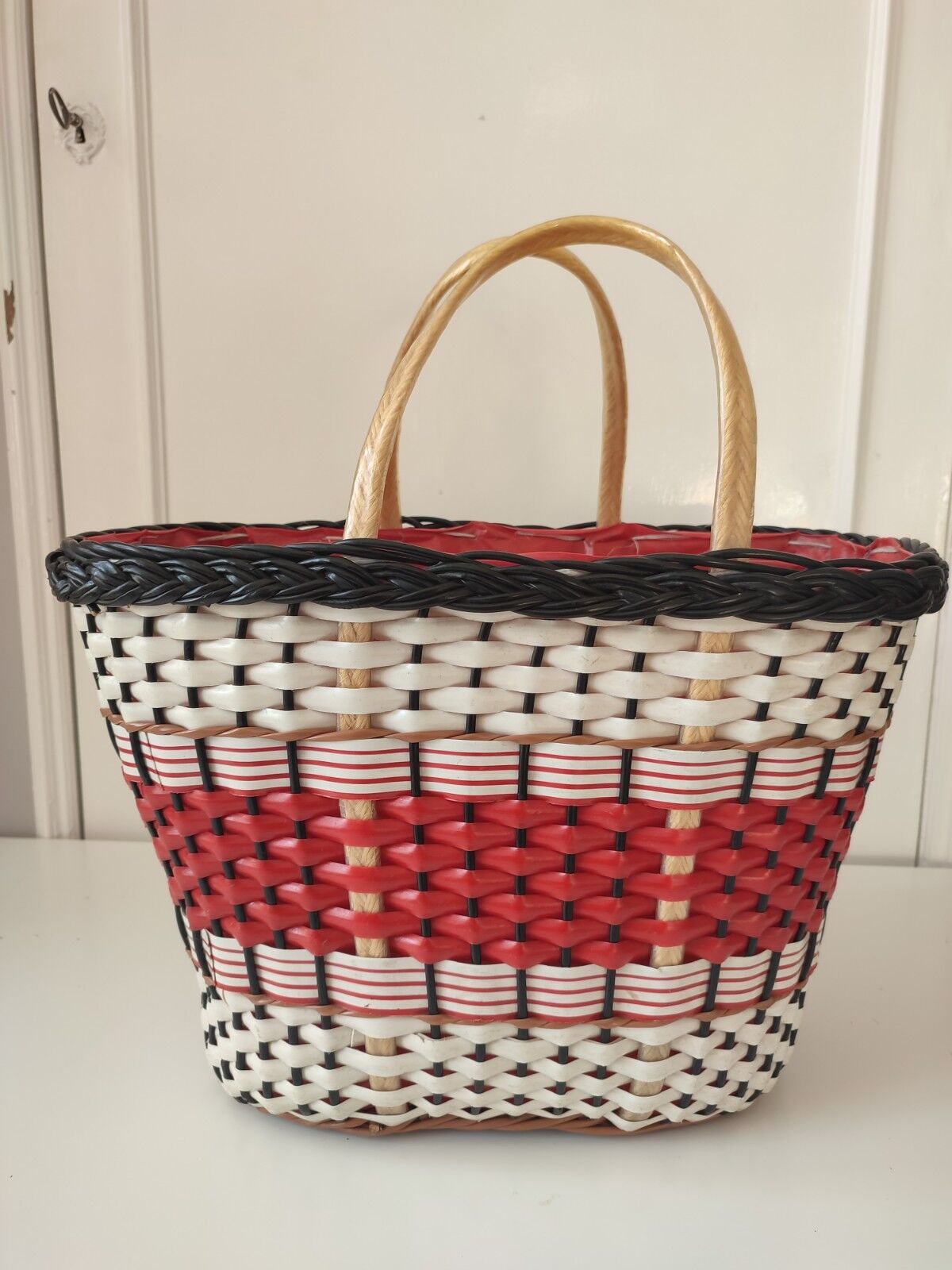 Vintage scoubidou basket