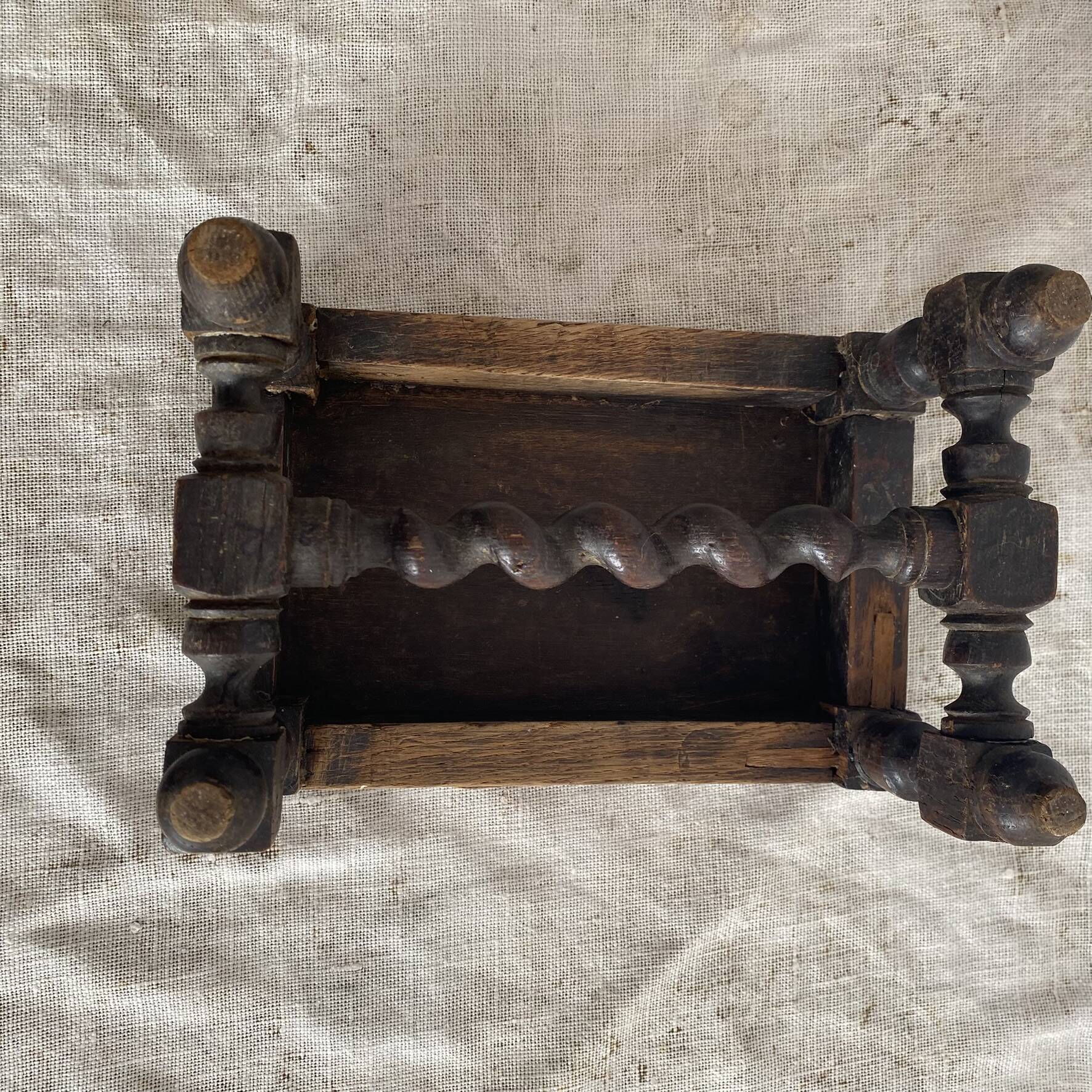 Tabouret bas ancien brodeuse en bois tourné