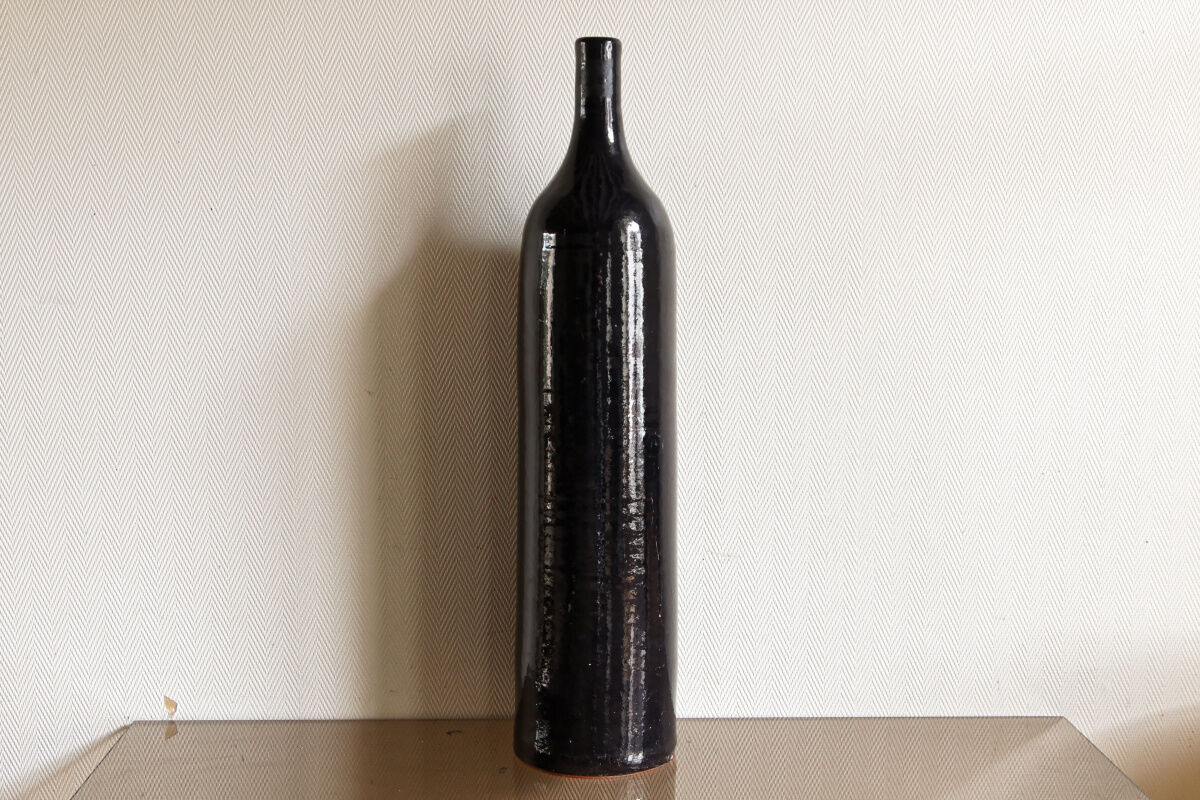 Grand vase bouteille en terre cuite vernissée