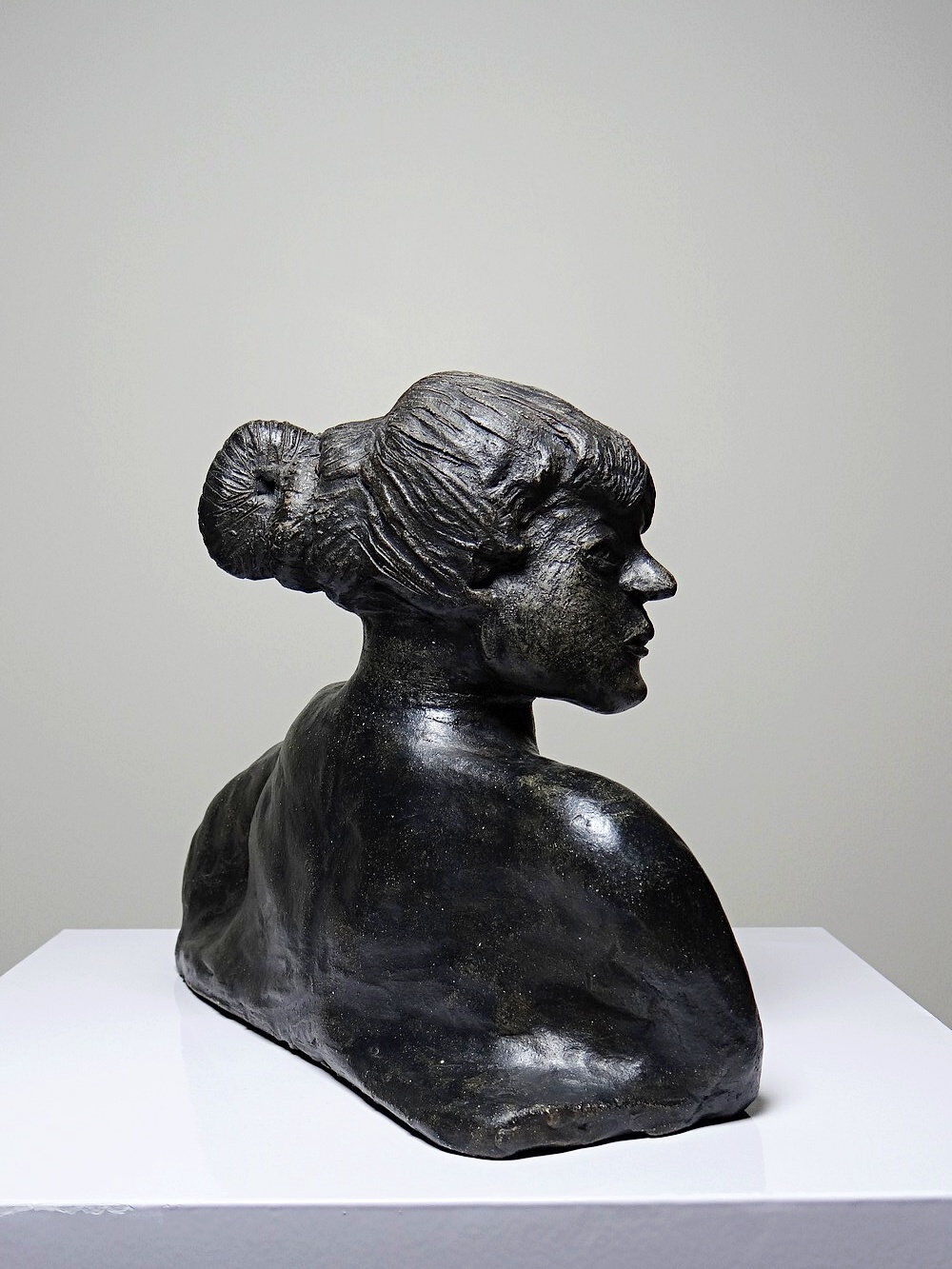 20th-century ceramic bust of a woman, art craft to be identified.