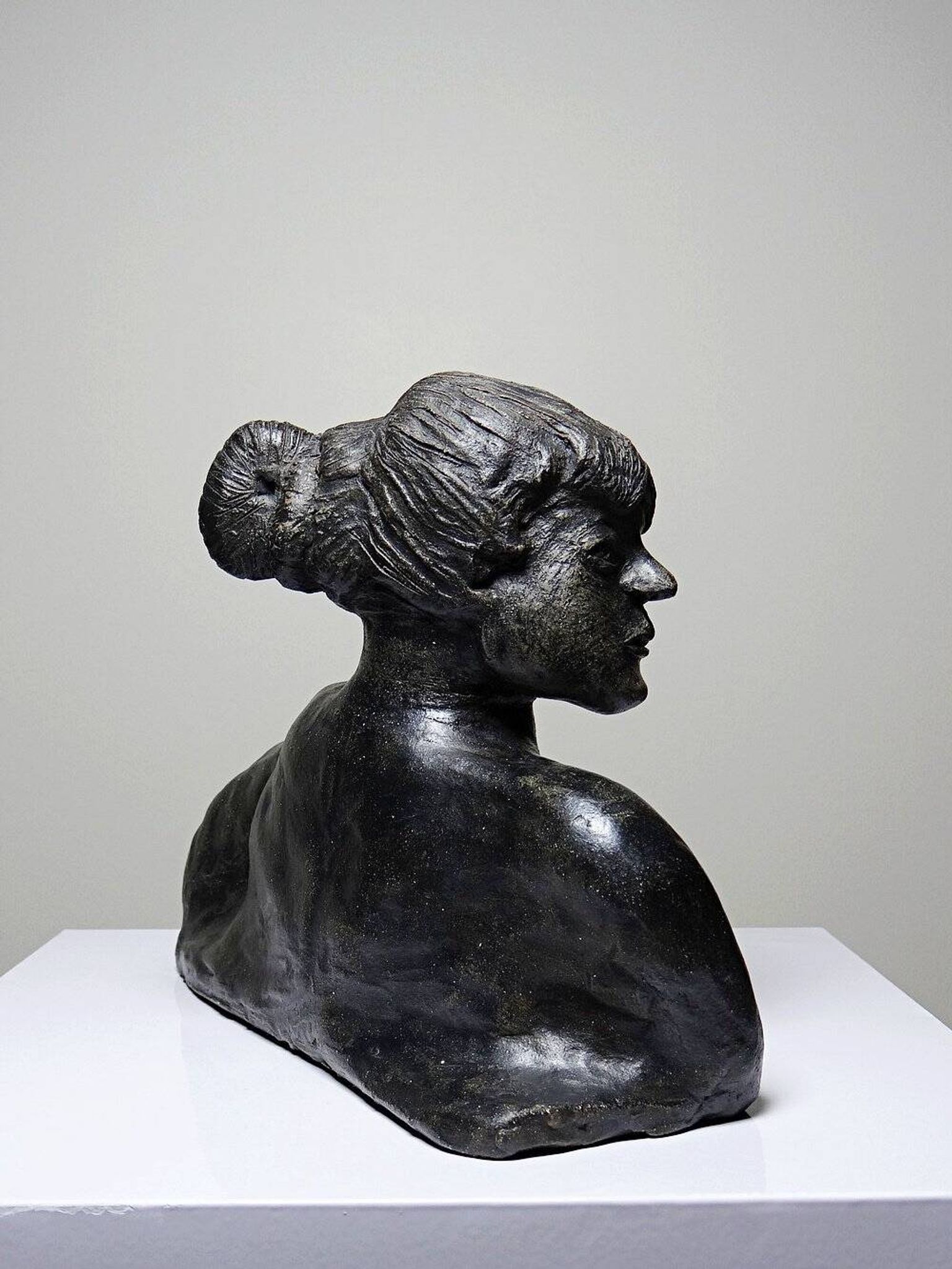 Buste de femme en céramique, XXème s.