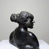 20th-century ceramic bust of a woman, art craft to be identified.